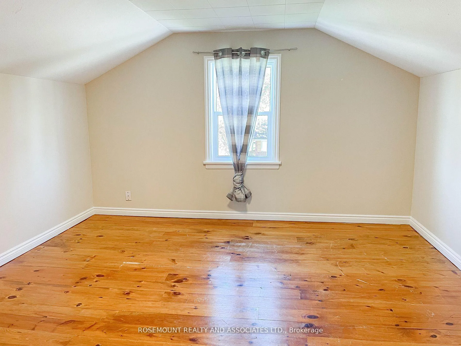 Photo 11 of 86 Winchester Road E, Whitby, Brooklin — HOMEH