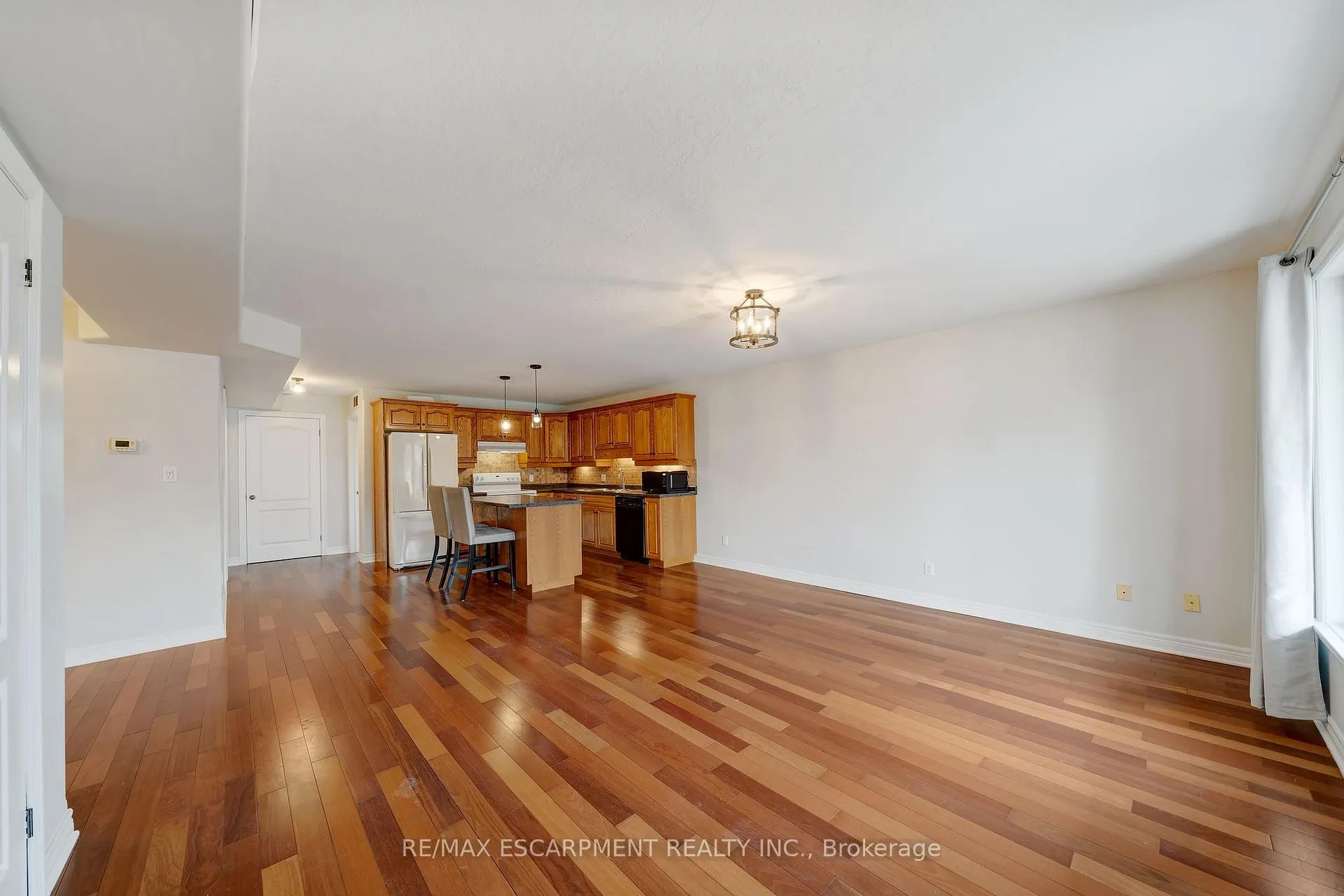 Photo 2 of Unit 102, 50 Whitlaw Way, Brant, Paris — HOMEH