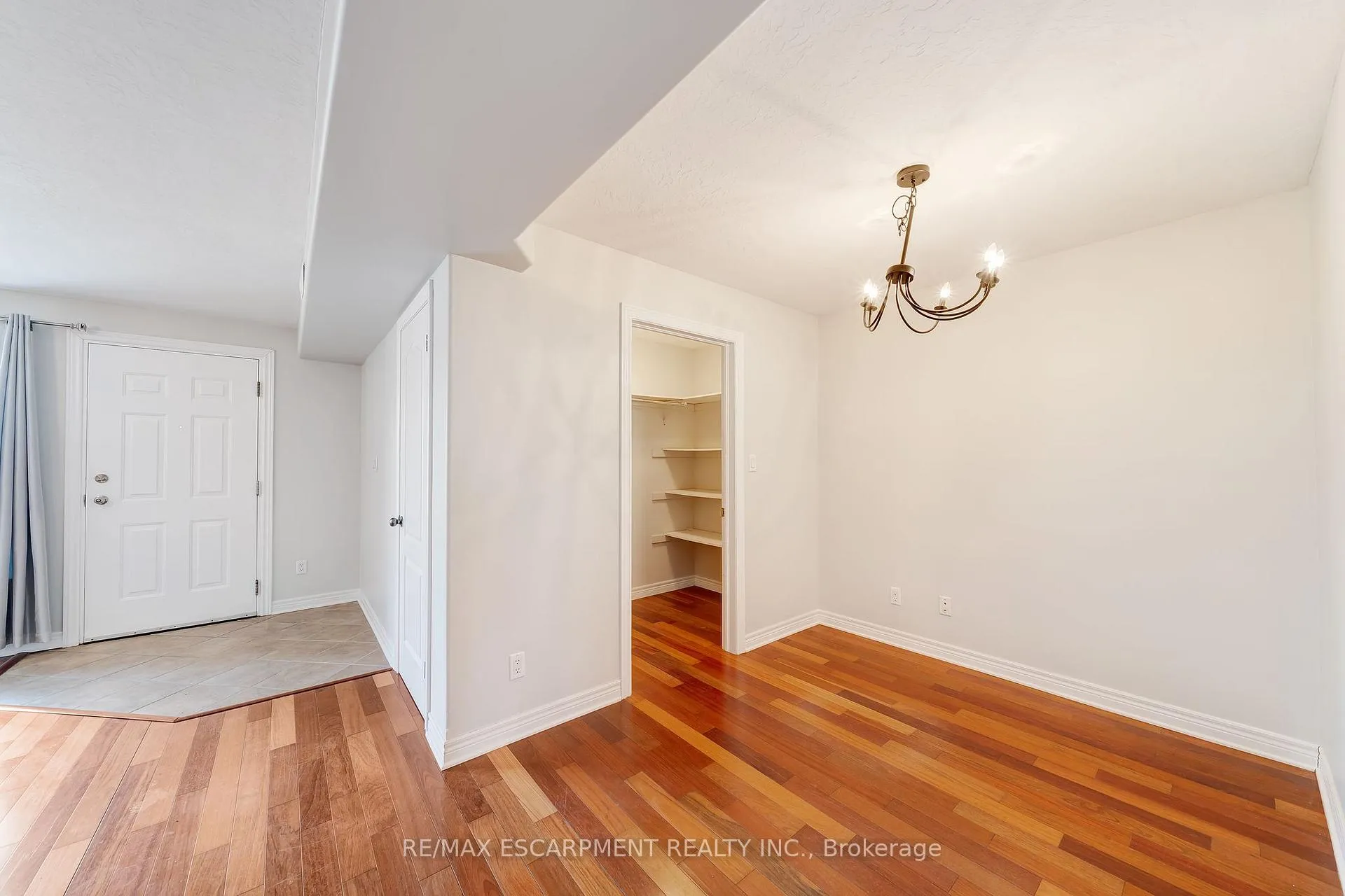 Photo 4 of Unit 102, 50 Whitlaw Way, Brant, Paris — HOMEH