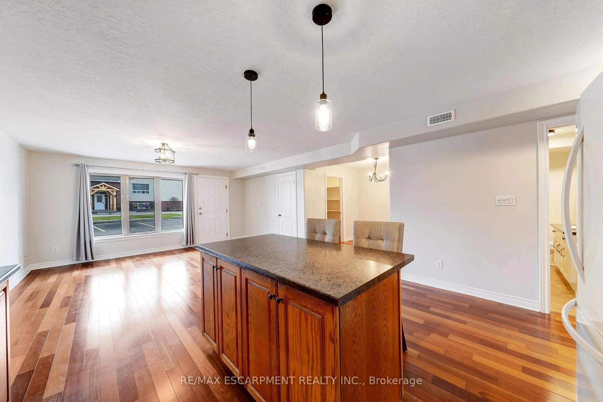 Photo 7 of Unit 102, 50 Whitlaw Way, Brant, Paris — HOMEH