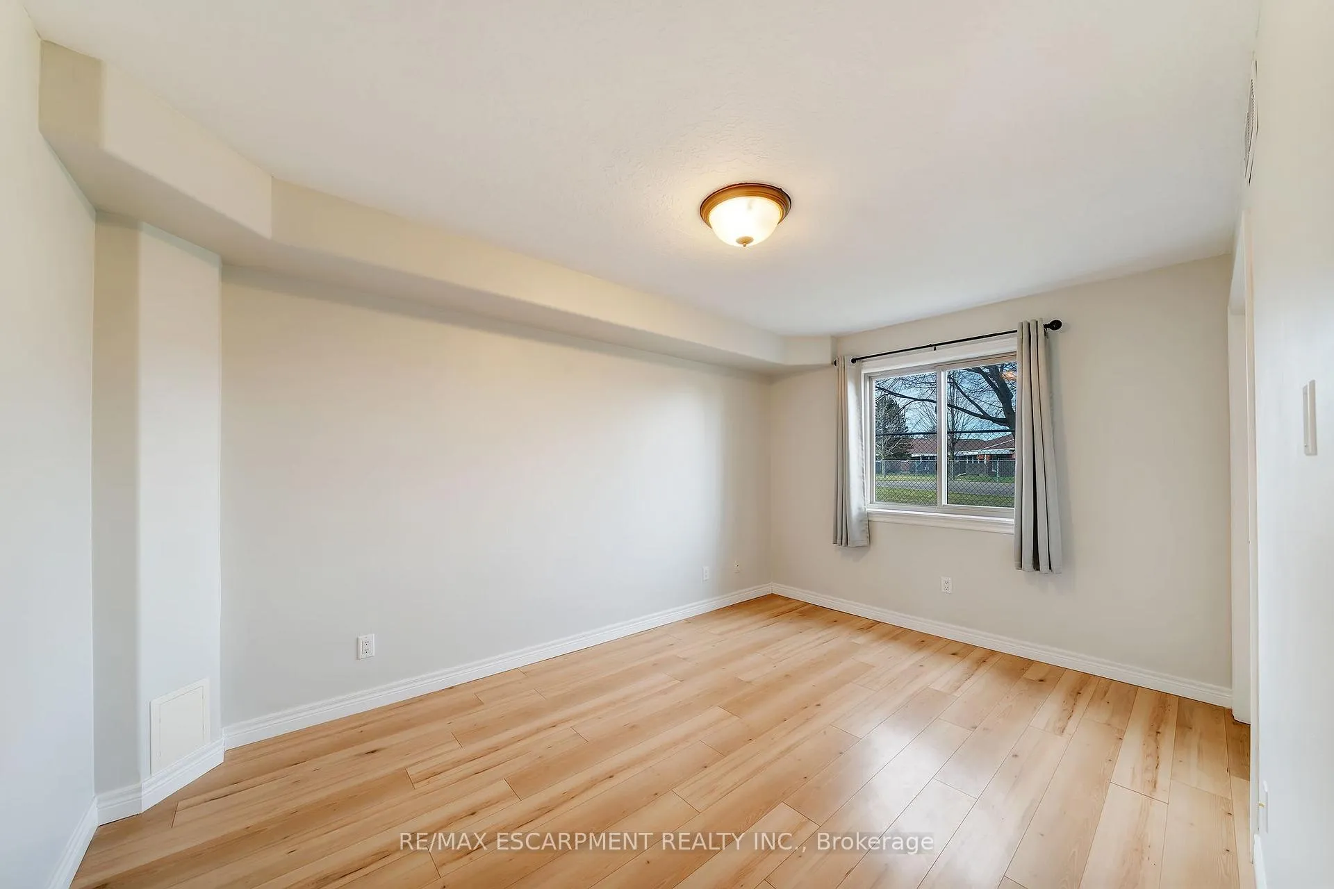 Photo 11 of Unit 102, 50 Whitlaw Way, Brant, Paris — HOMEH