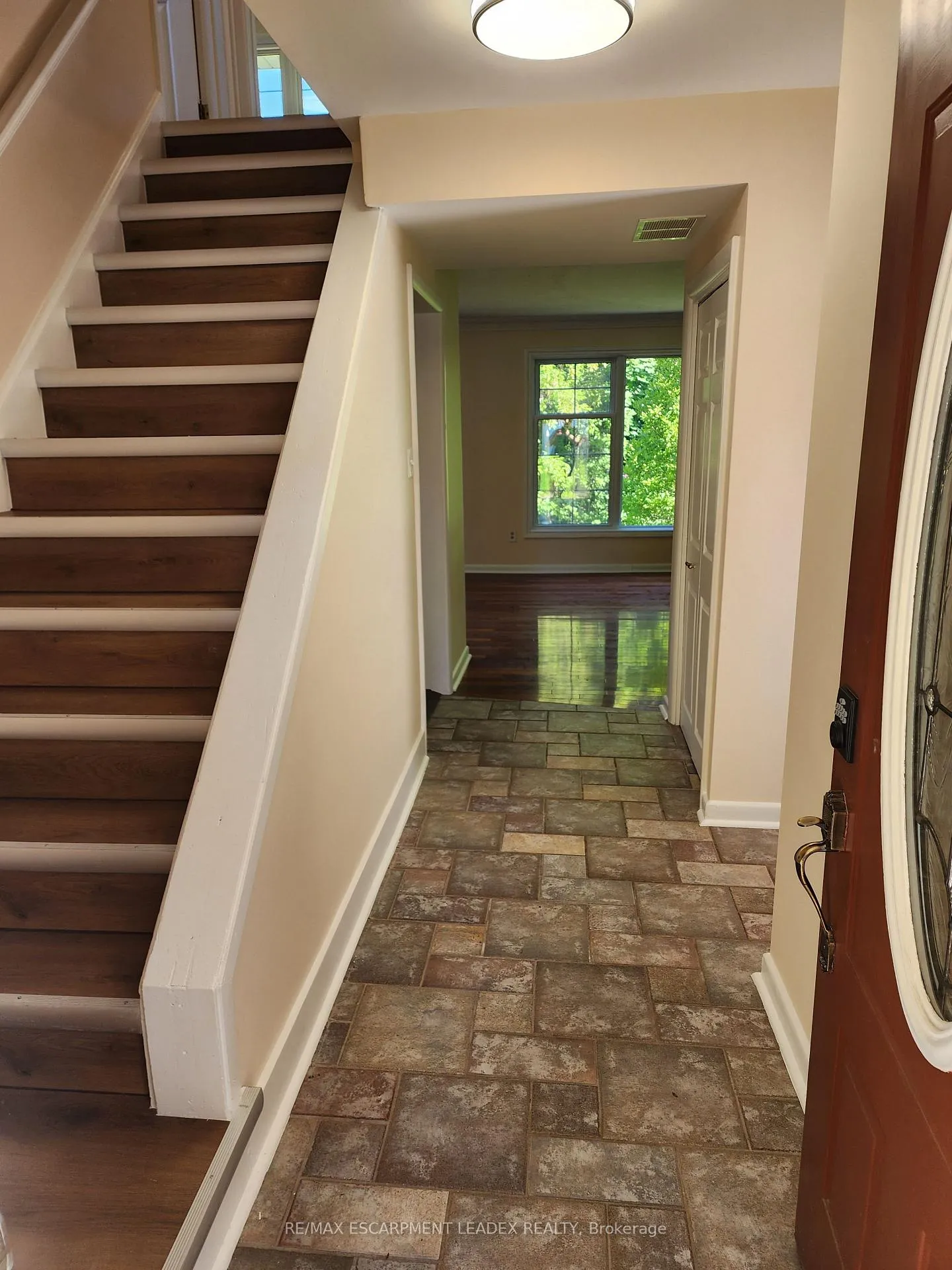 Photo 2 of 15 St. Anns Court, Hamilton, Ancaster — HOMEH