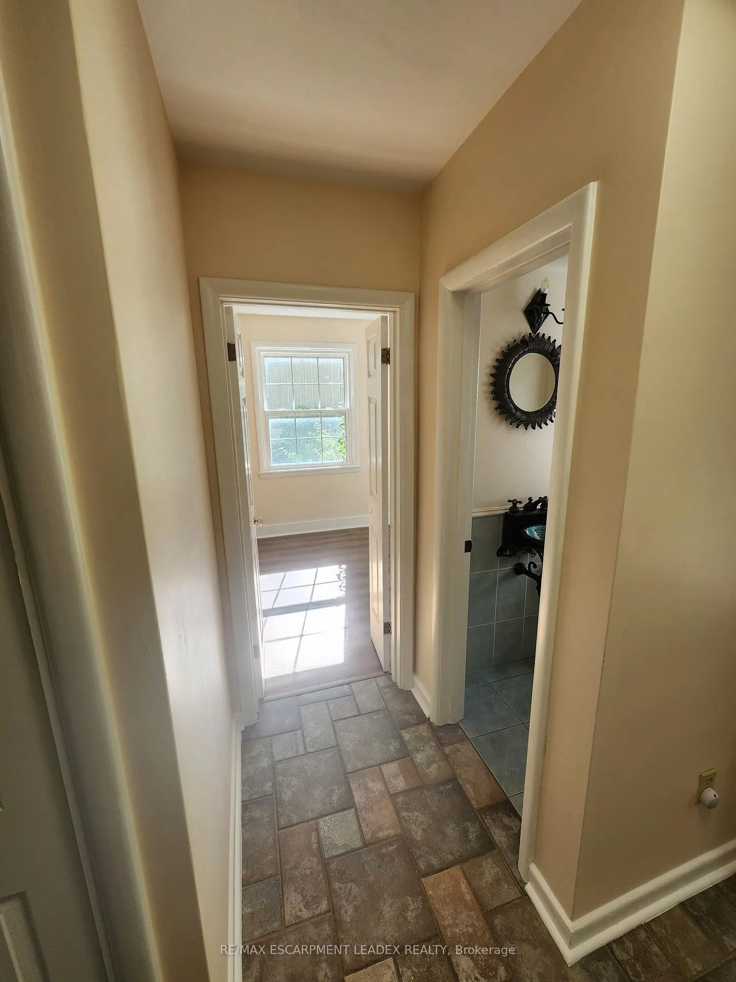 Photo 3 of 15 St. Anns Court, Hamilton, Ancaster — HOMEH