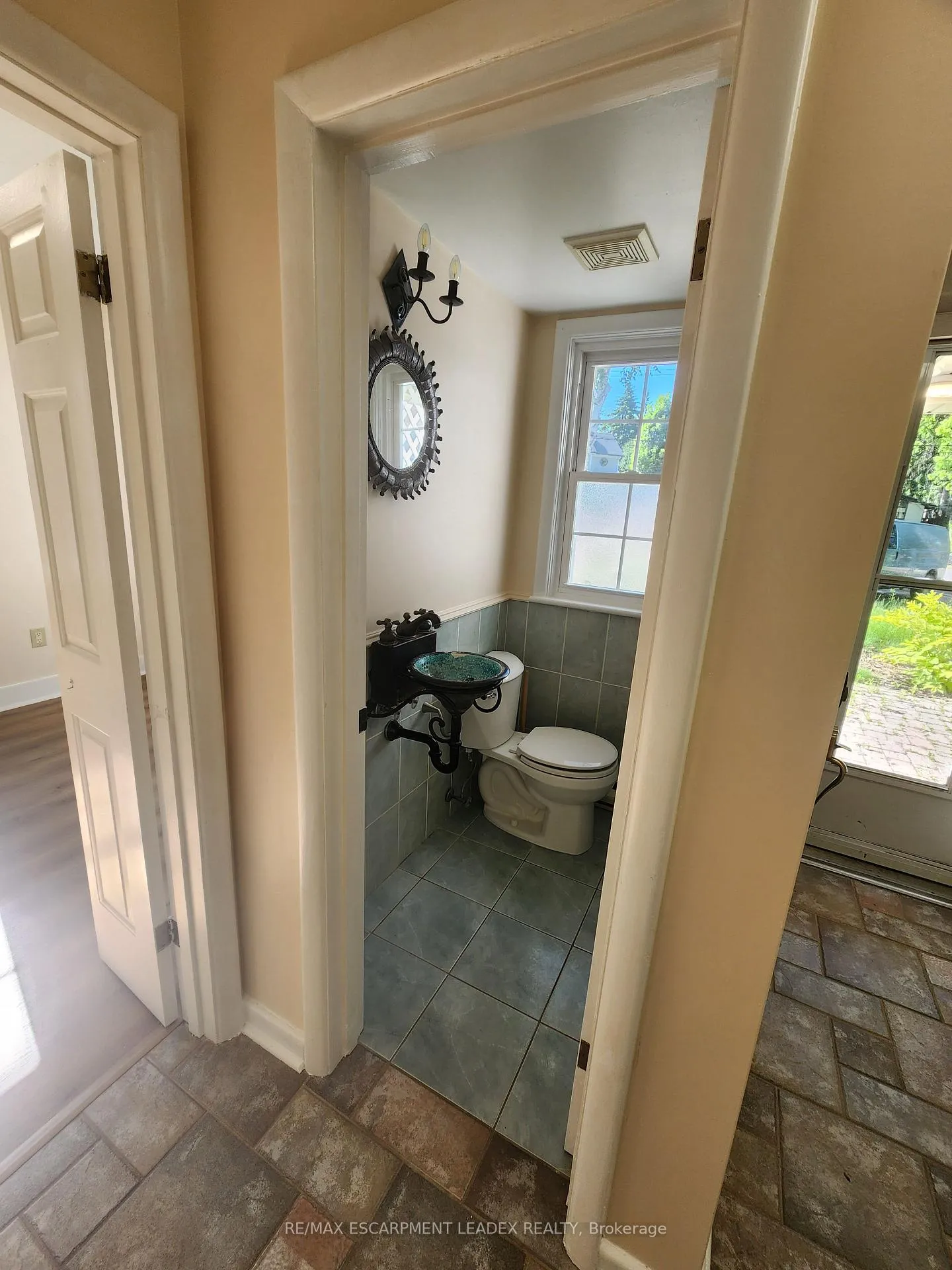 Photo 4 of 15 St. Anns Court, Hamilton, Ancaster — HOMEH