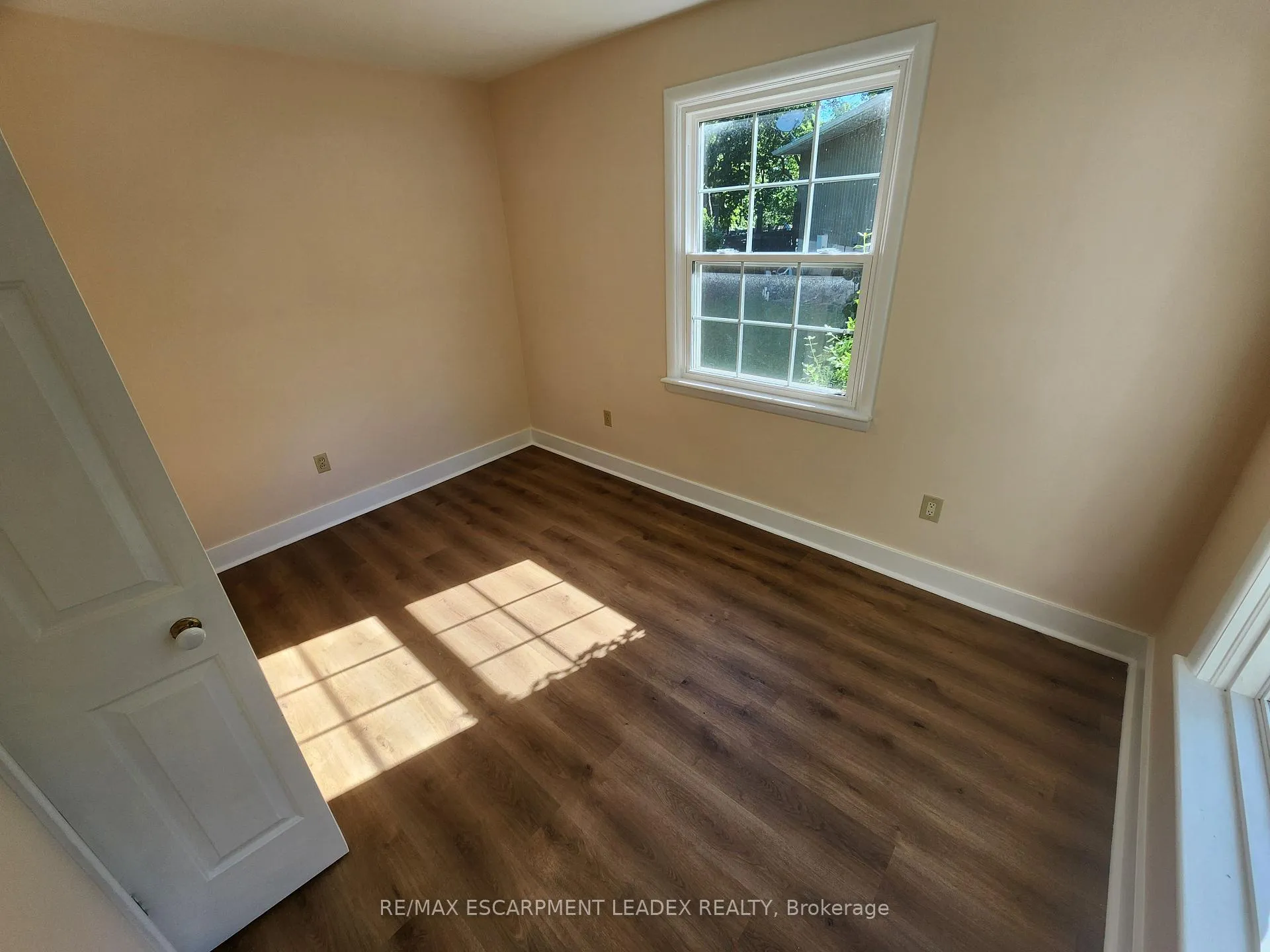 Photo 5 of 15 St. Anns Court, Hamilton, Ancaster — HOMEH