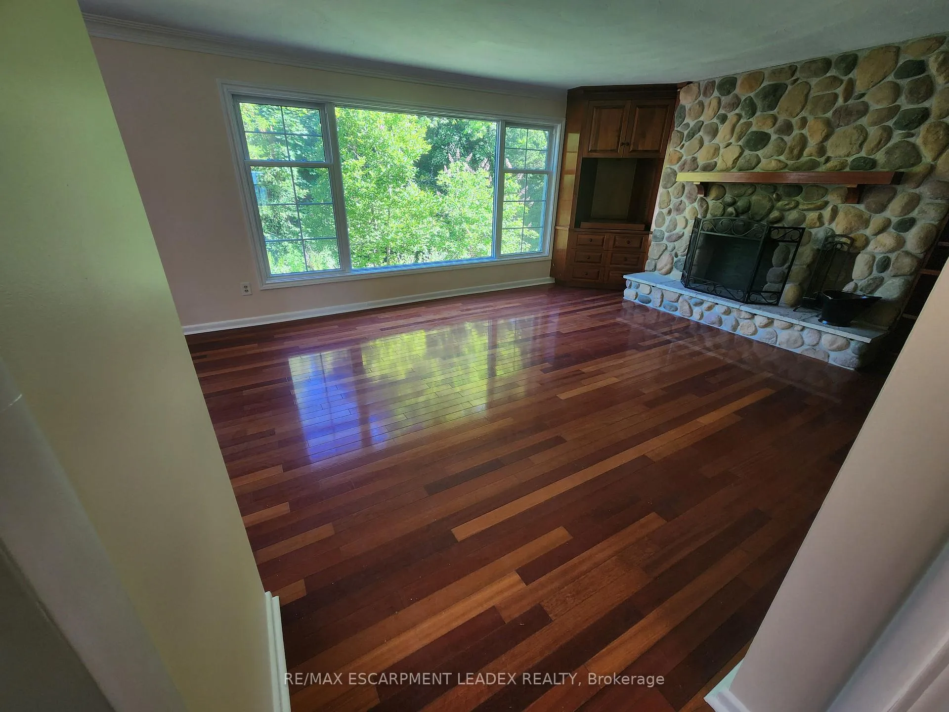 Photo 8 of 15 St. Anns Court, Hamilton, Ancaster — HOMEH