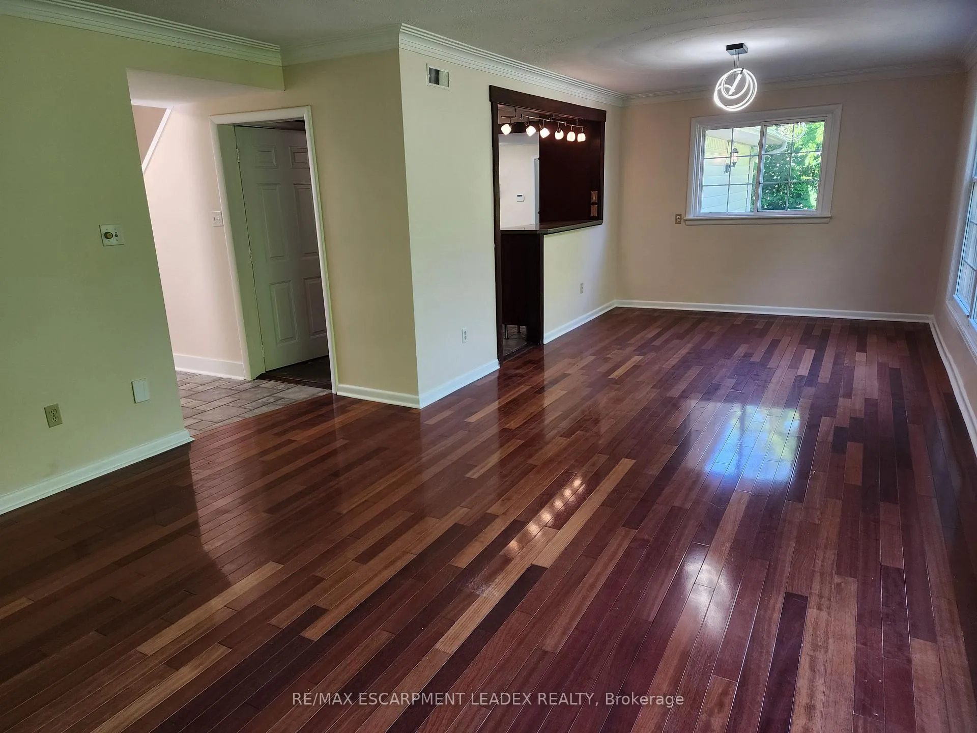 Photo 9 of 15 St. Anns Court, Hamilton, Ancaster — HOMEH