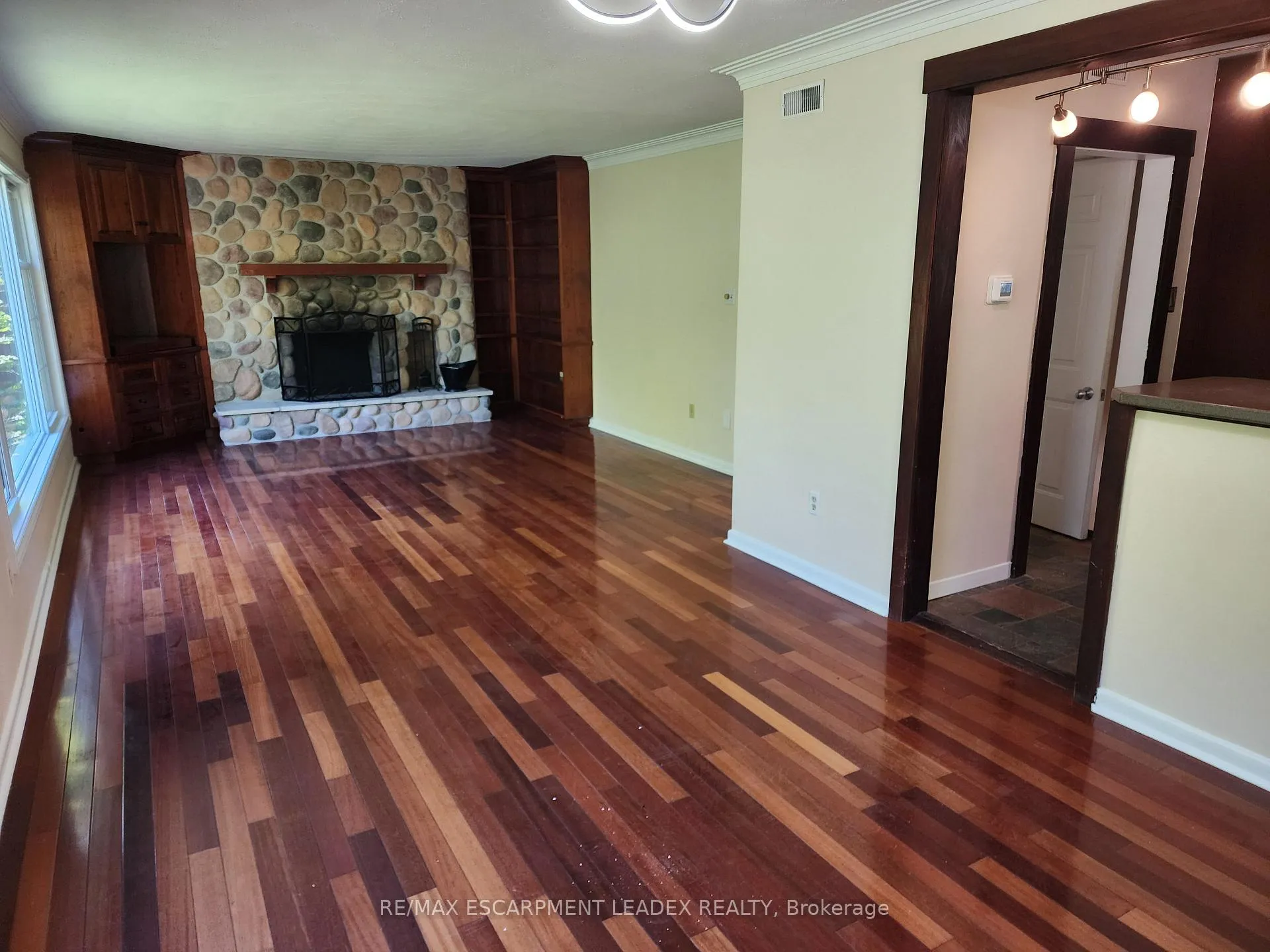 Photo 10 of 15 St. Anns Court, Hamilton, Ancaster — HOMEH