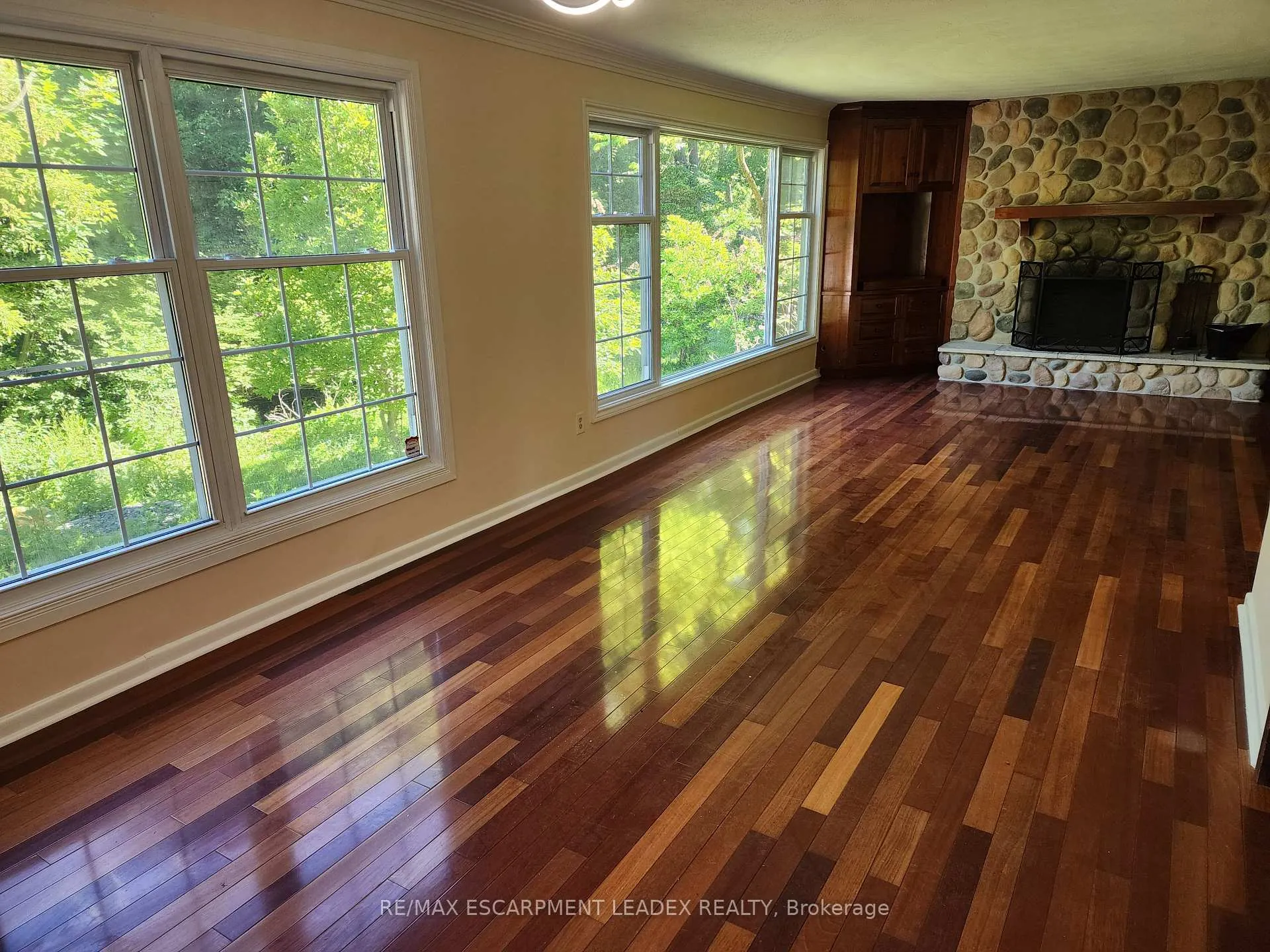 Photo 11 of 15 St. Anns Court, Hamilton, Ancaster — HOMEH