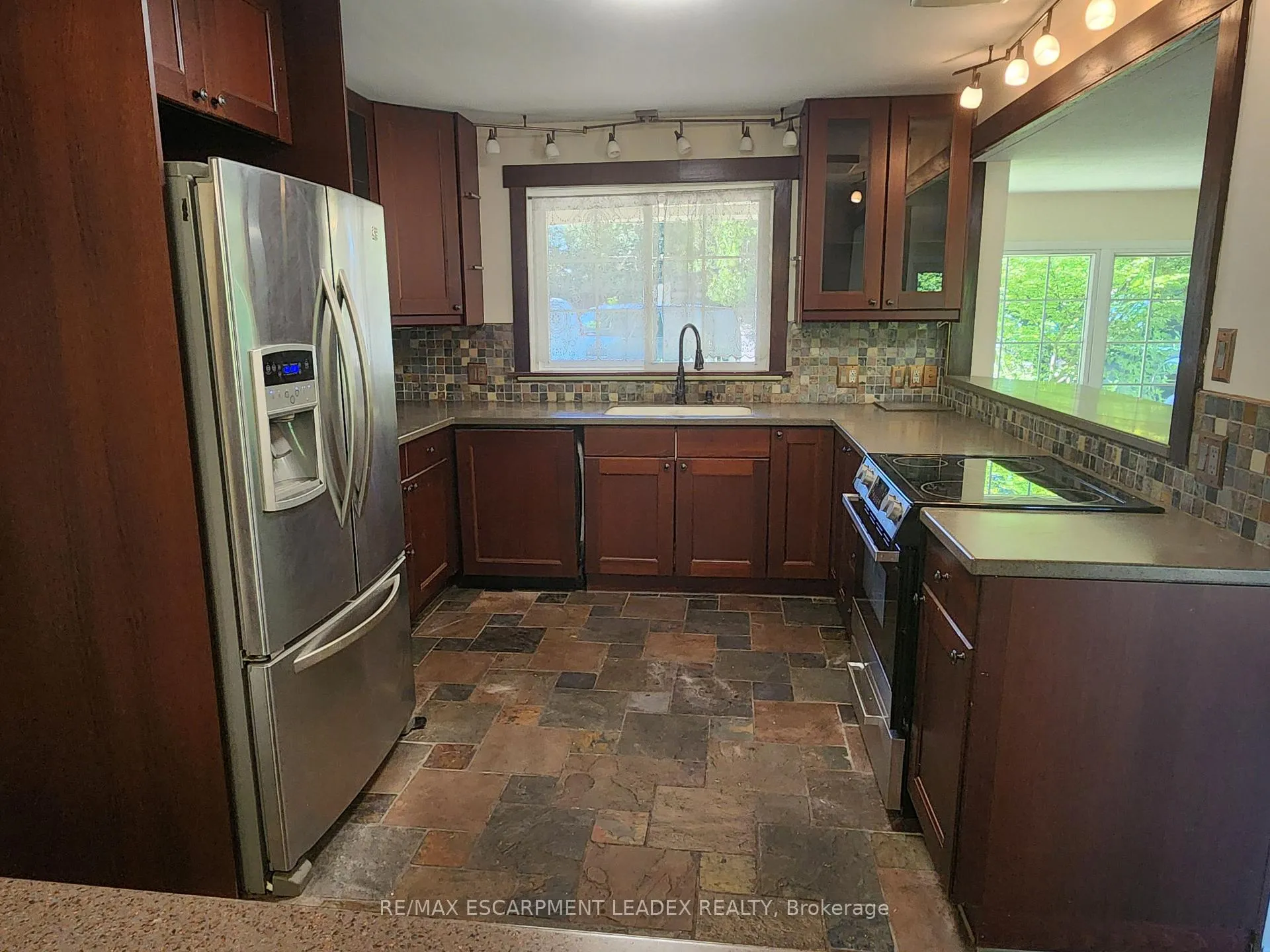 Photo 12 of 15 St. Anns Court, Hamilton, Ancaster — HOMEH