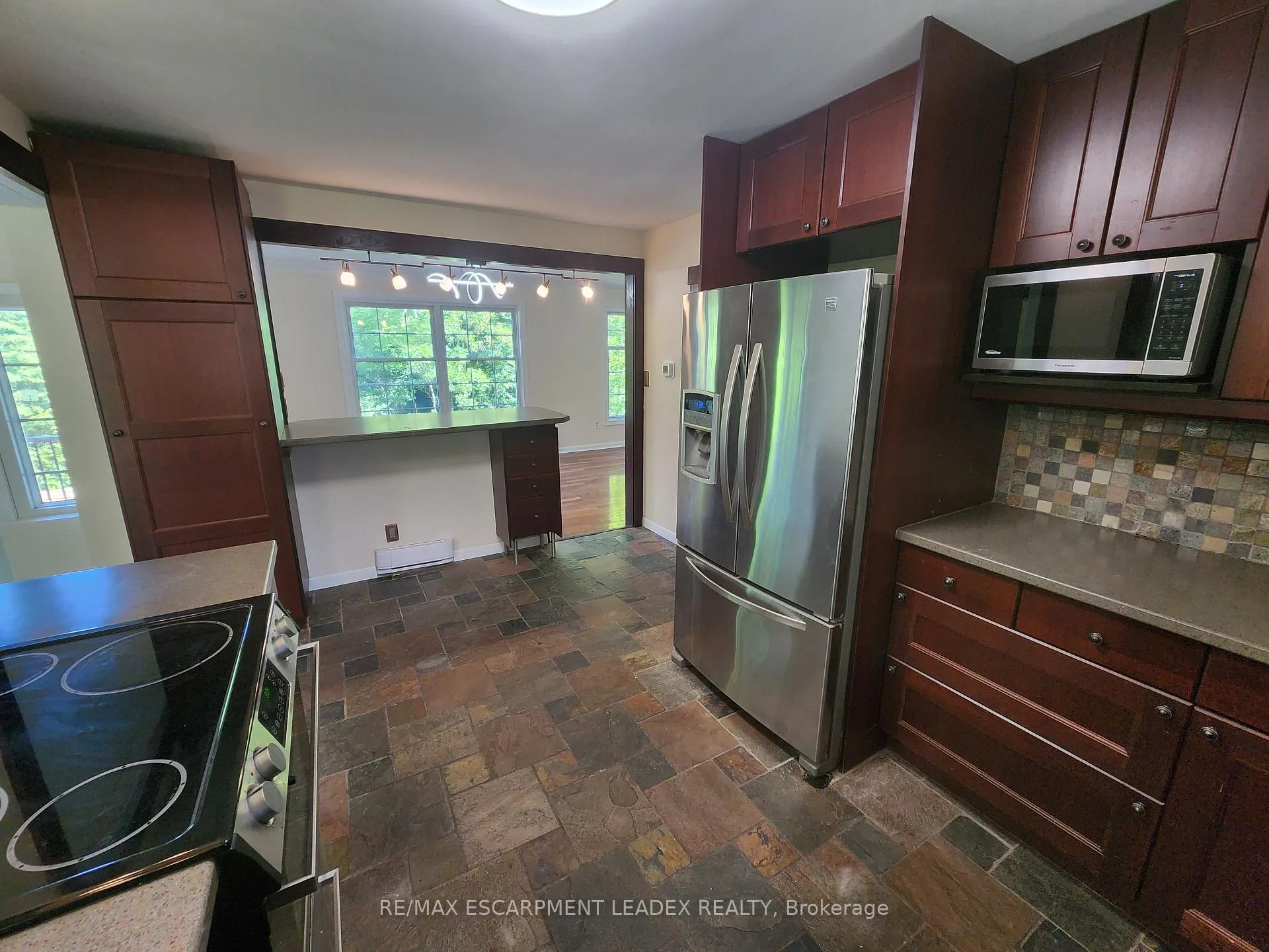 Photo 13 of 15 St. Anns Court, Hamilton, Ancaster — HOMEH