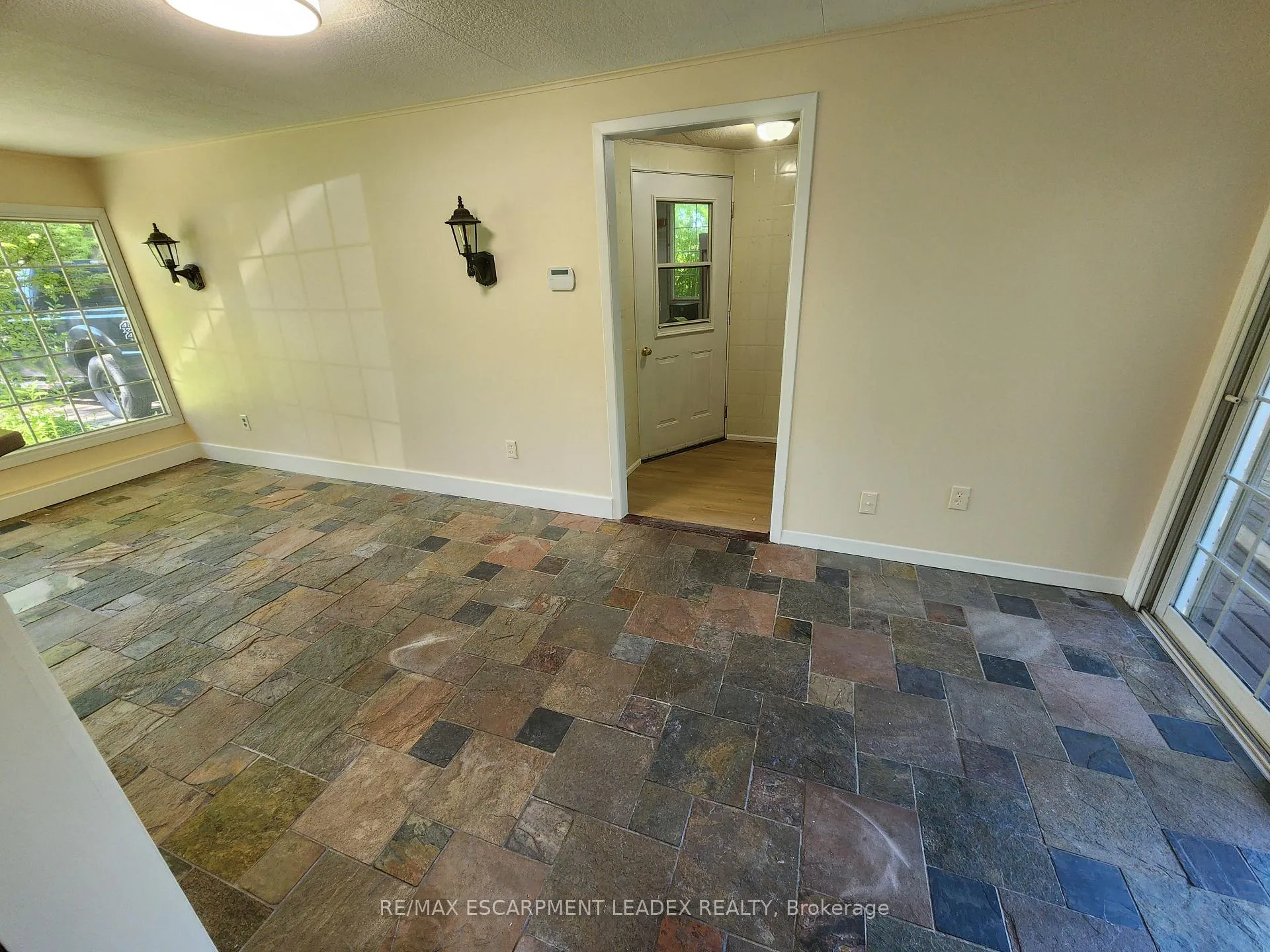 Photo 14 of 15 St. Anns Court, Hamilton, Ancaster — HOMEH