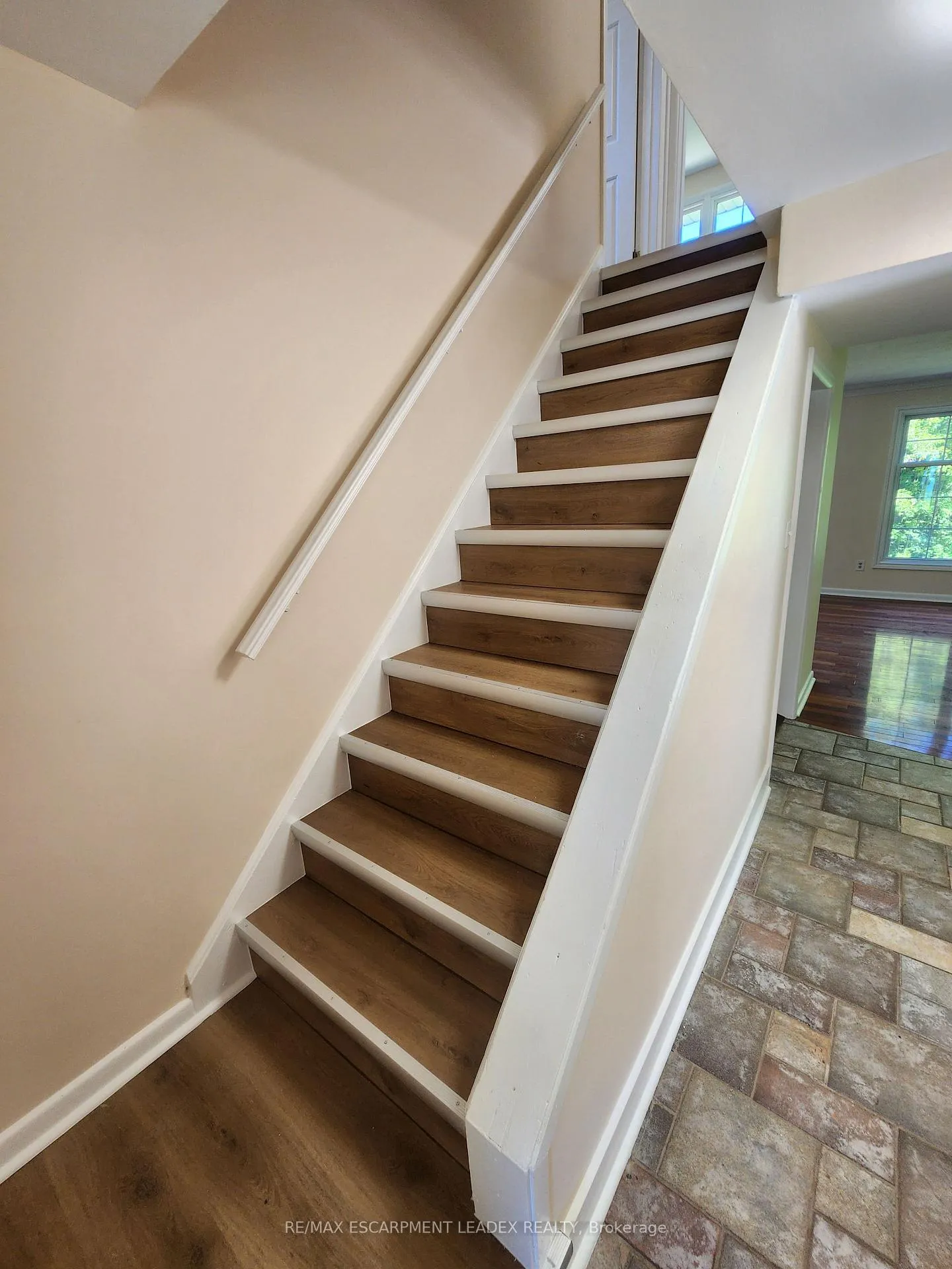 Photo 19 of 15 St. Anns Court, Hamilton, Ancaster — HOMEH