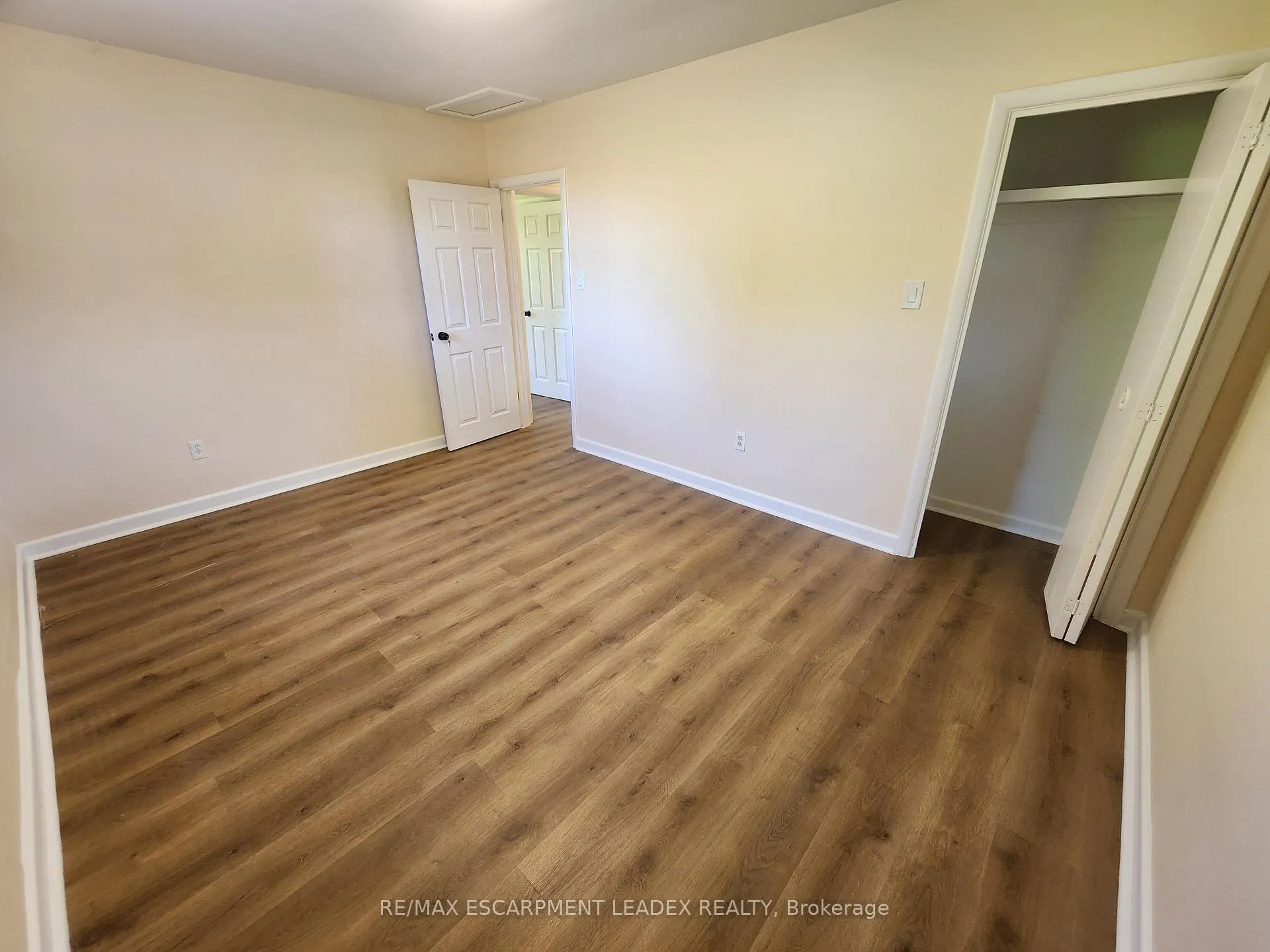 Photo 23 of 15 St. Anns Court, Hamilton, Ancaster — HOMEH