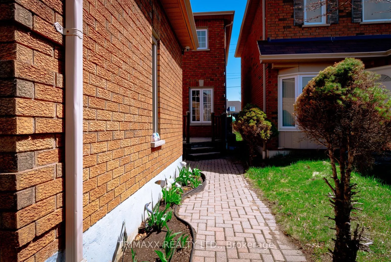 Photo 3 of 92 Hartrick Place, Whitby, Rolling Acres — HOMEH
