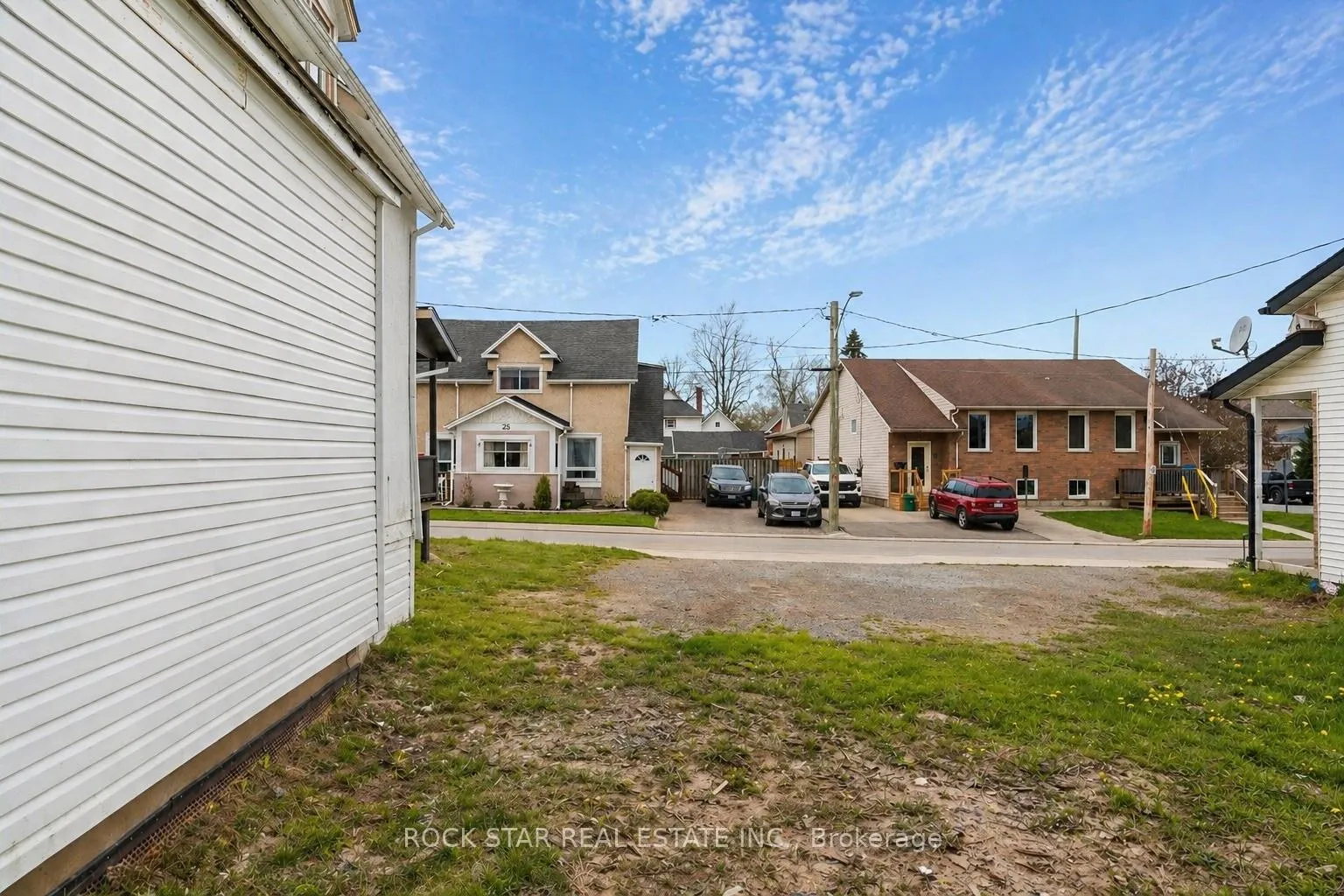 Photo 2 of 30 Albina Street, Welland, Broadway — HOMEH