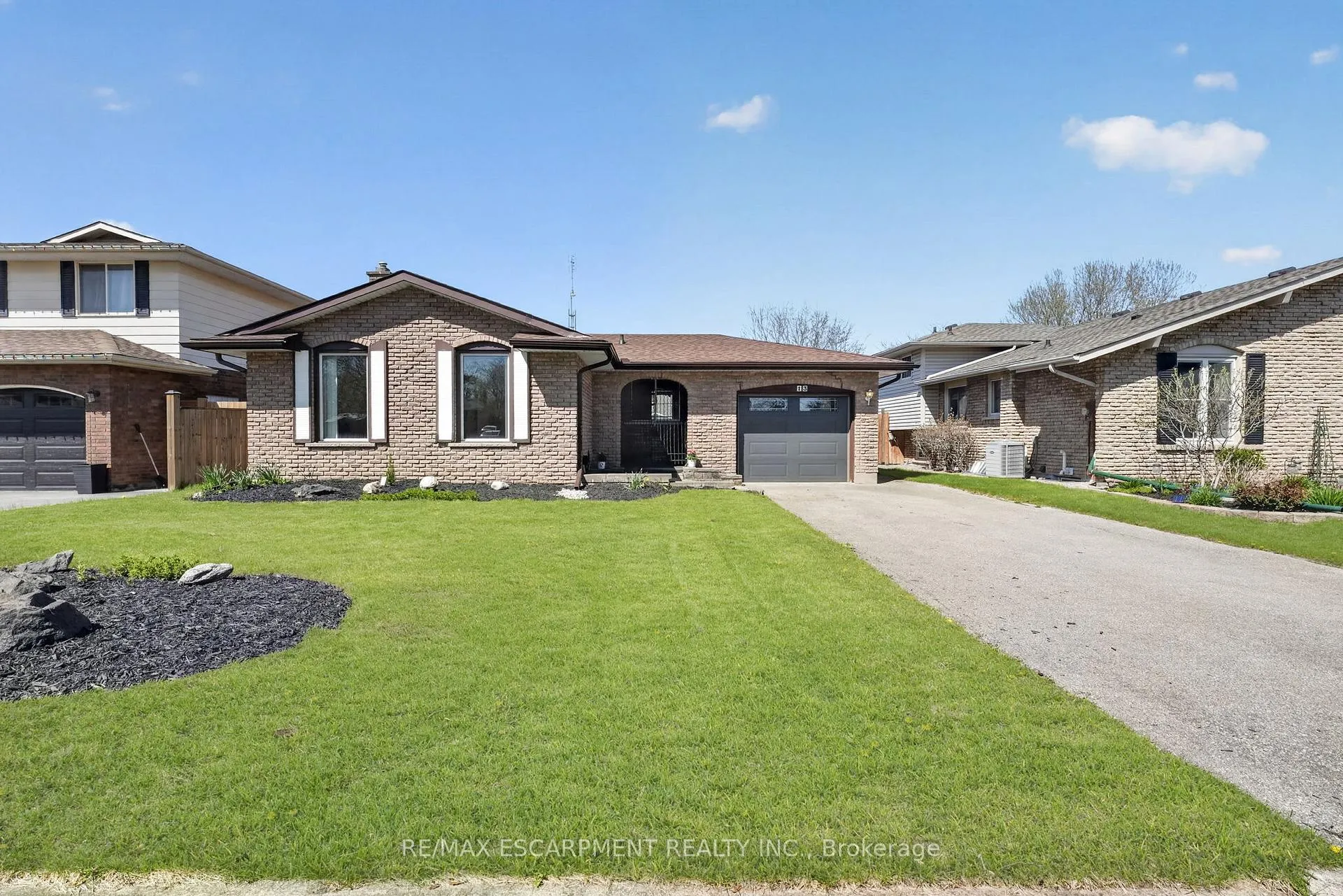 Photo 2 of 13 Cascade Court, St. Catharines, Secord Woods — HOMEH