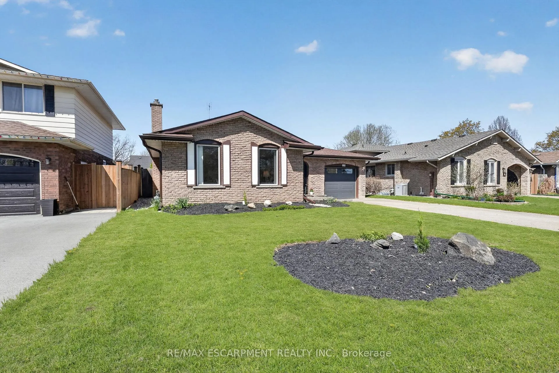 Photo 3 of 13 Cascade Court, St. Catharines, Secord Woods — HOMEH