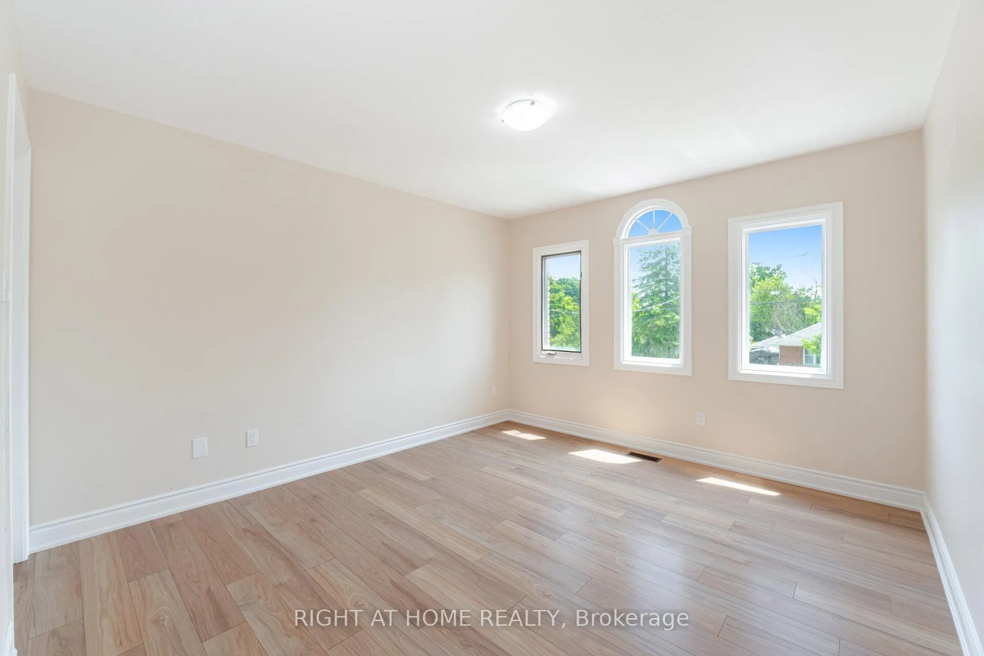Photo 19 of 50 Albemarle Street, Brantford — HOMEH