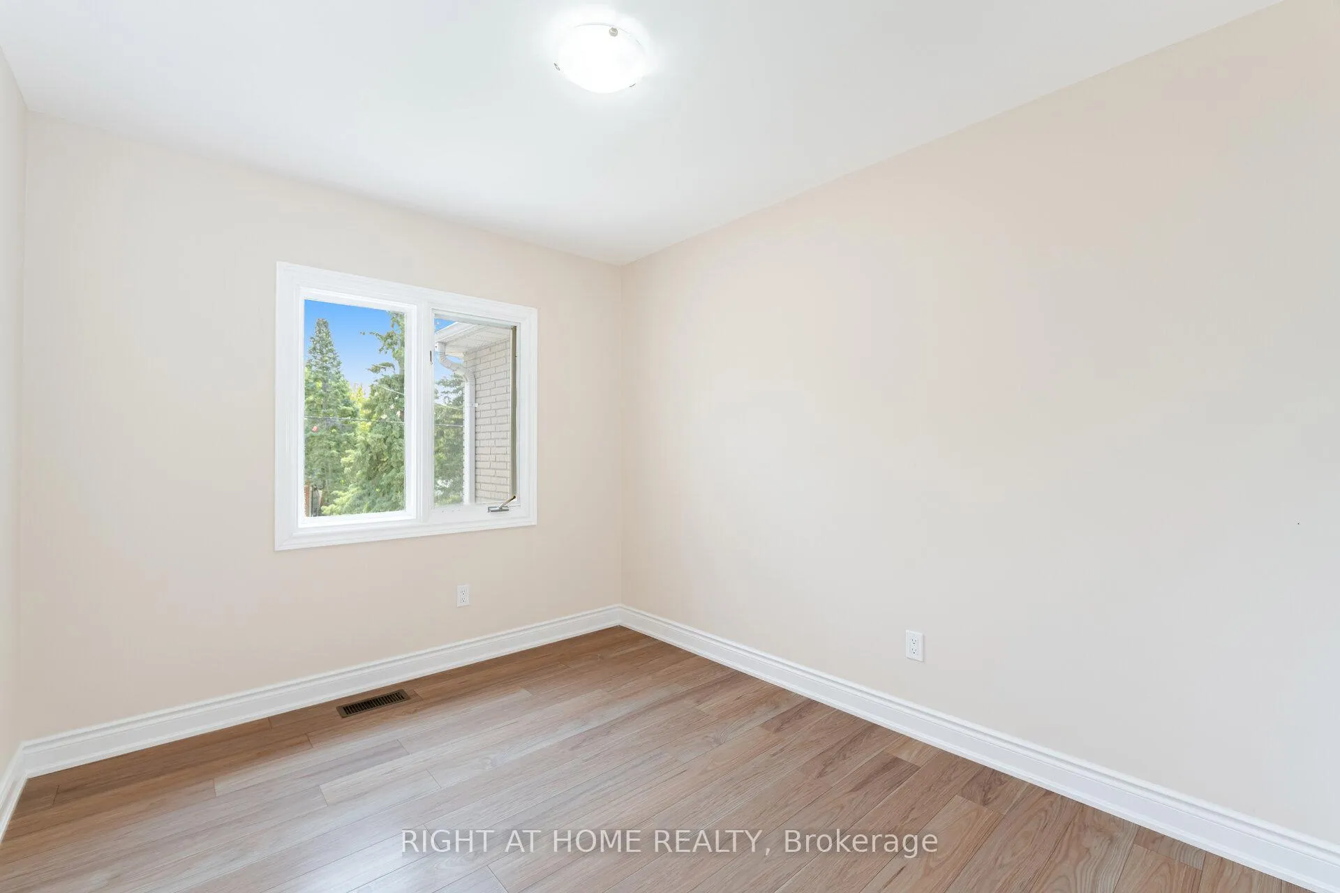 Photo 23 of 50 Albemarle Street, Brantford — HOMEH