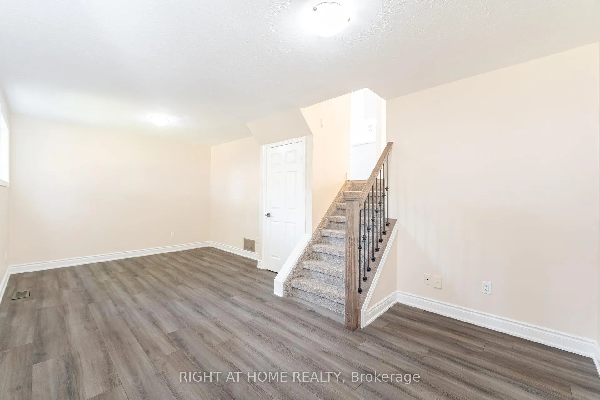 Photo 27 of 50 Albemarle Street, Brantford — HOMEH
