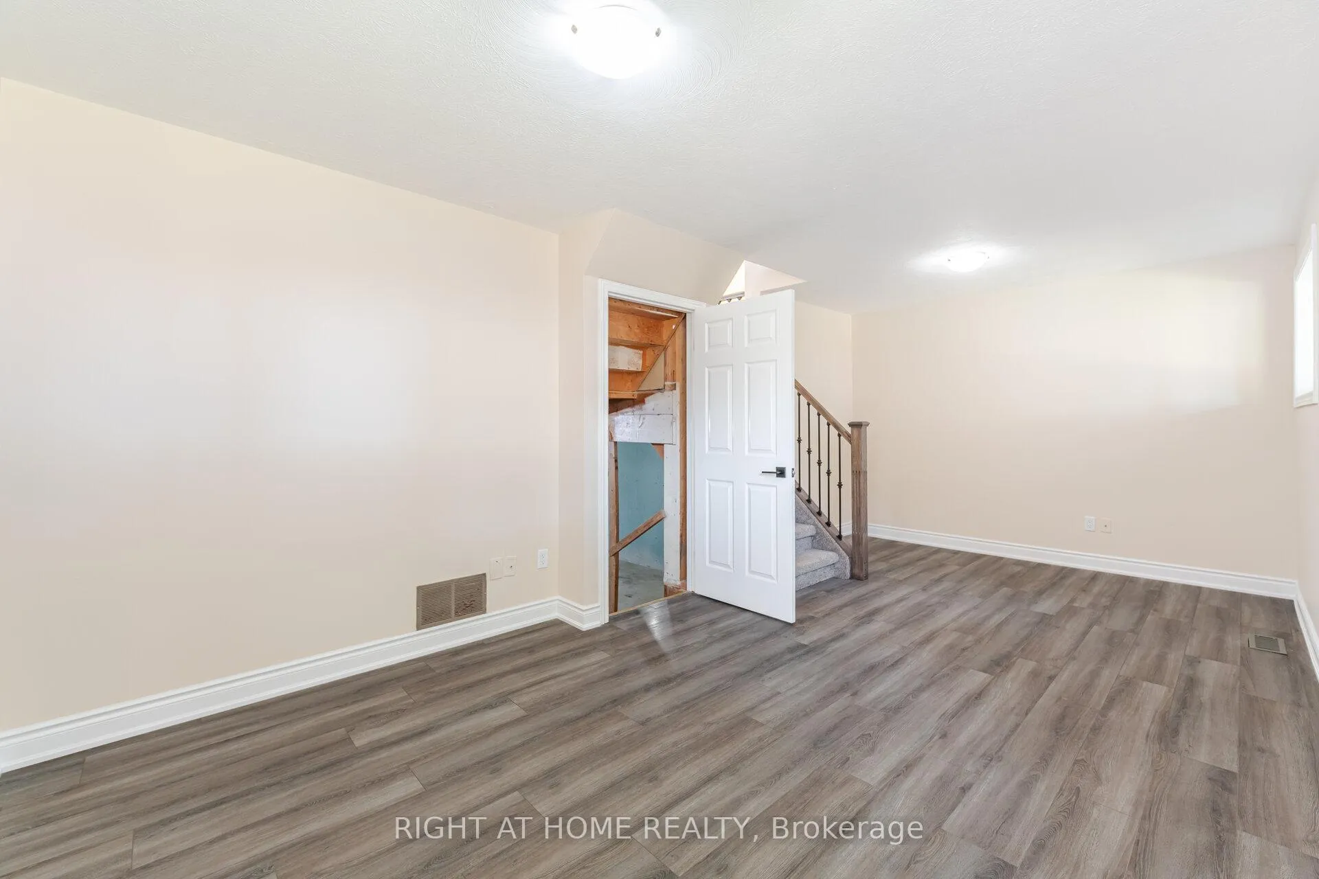 Photo 29 of 50 Albemarle Street, Brantford — HOMEH