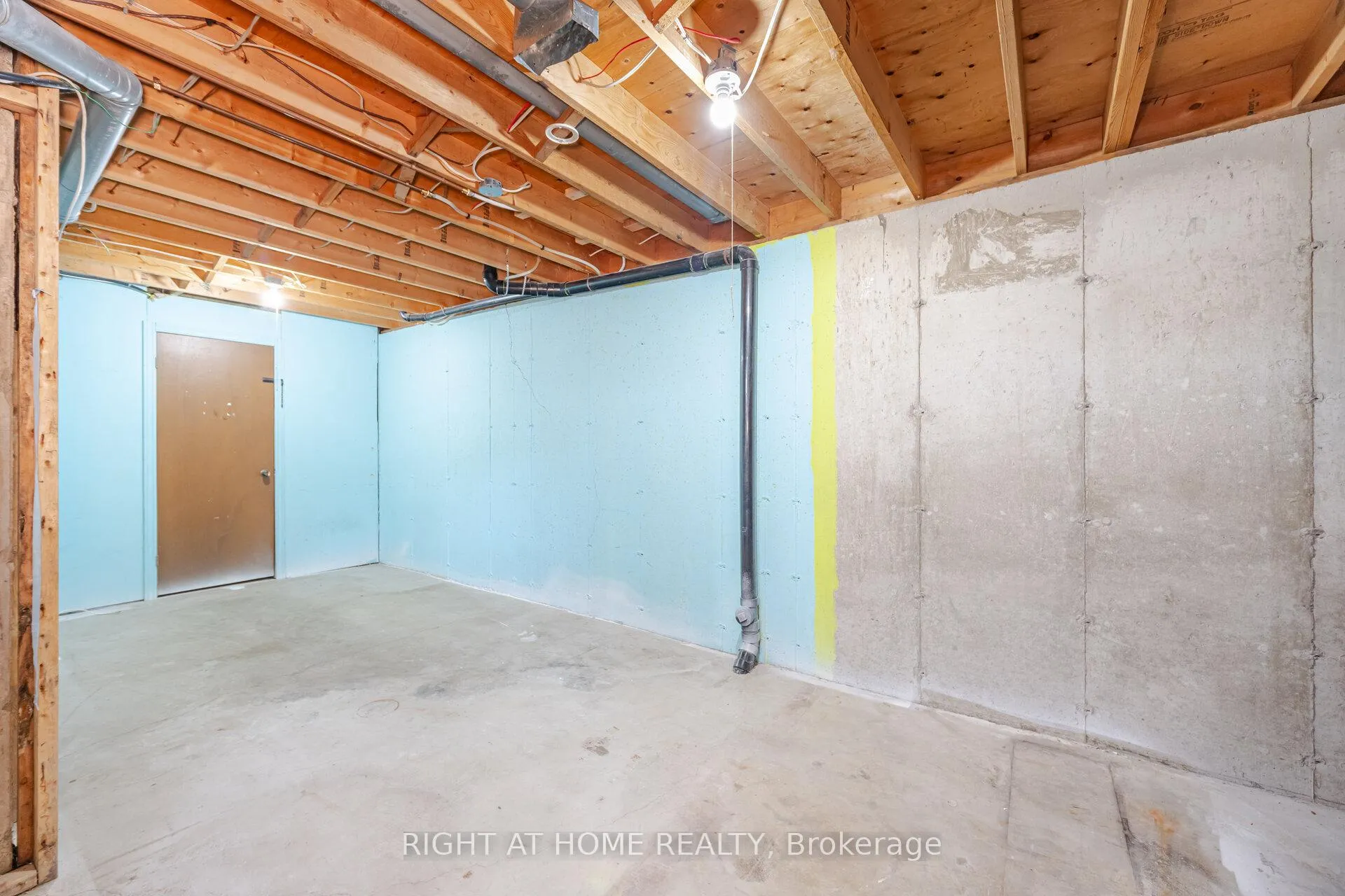 Photo 30 of 50 Albemarle Street, Brantford — HOMEH
