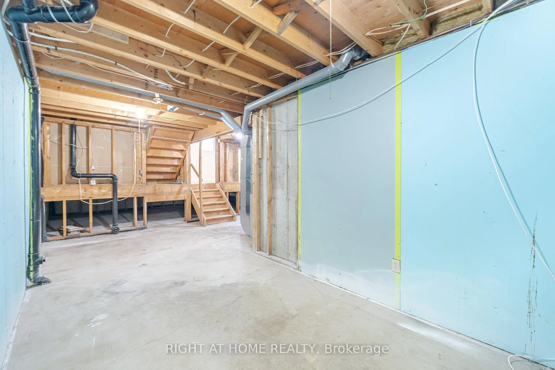 Photo 31 of 50 Albemarle Street, Brantford — HOMEH