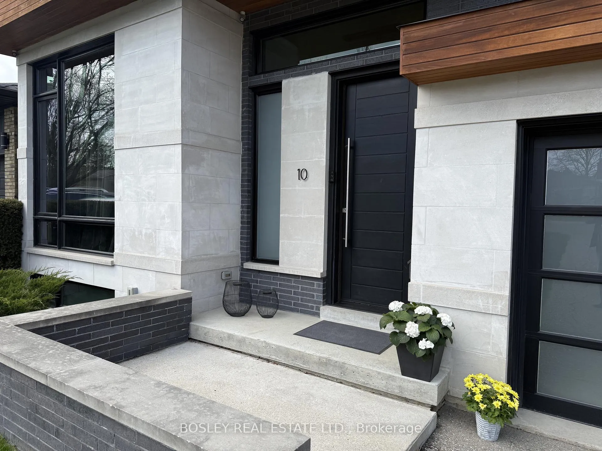 Photo 2 of 10 Graystone Gardens, Etobicoke, Islington-City Centre West — HOMEH