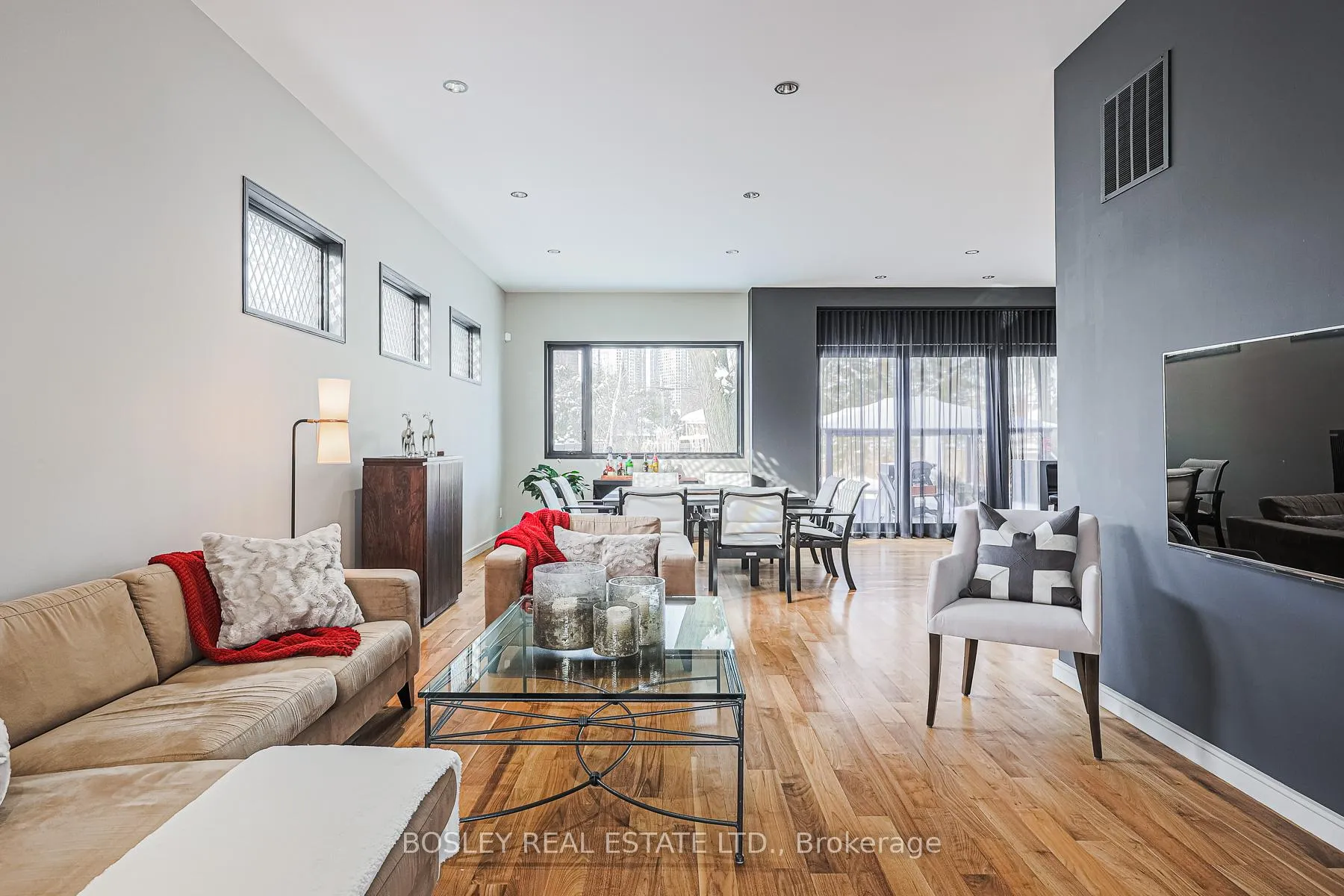 Photo 3 of 10 Graystone Gardens, Etobicoke, Islington-City Centre West — HOMEH