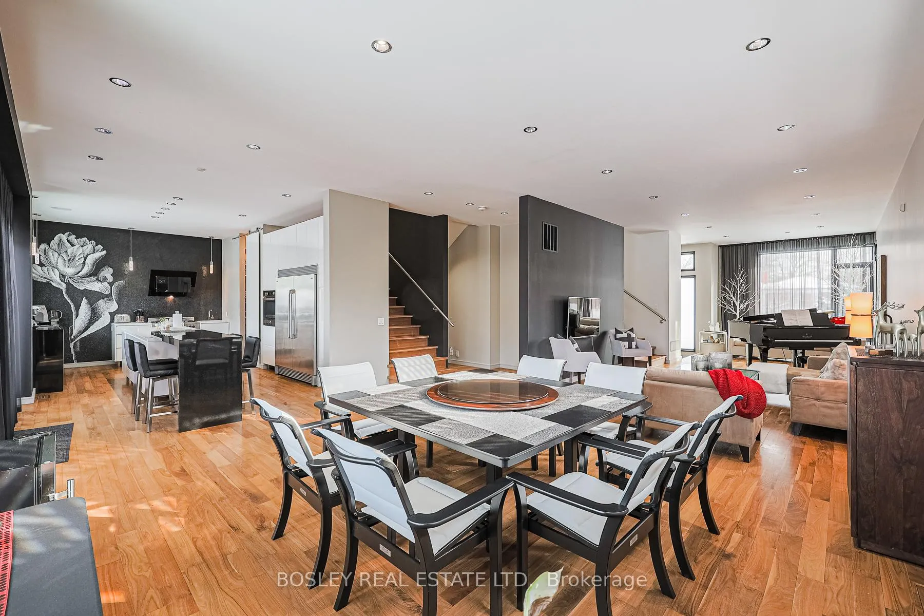 Photo 4 of 10 Graystone Gardens, Etobicoke, Islington-City Centre West — HOMEH