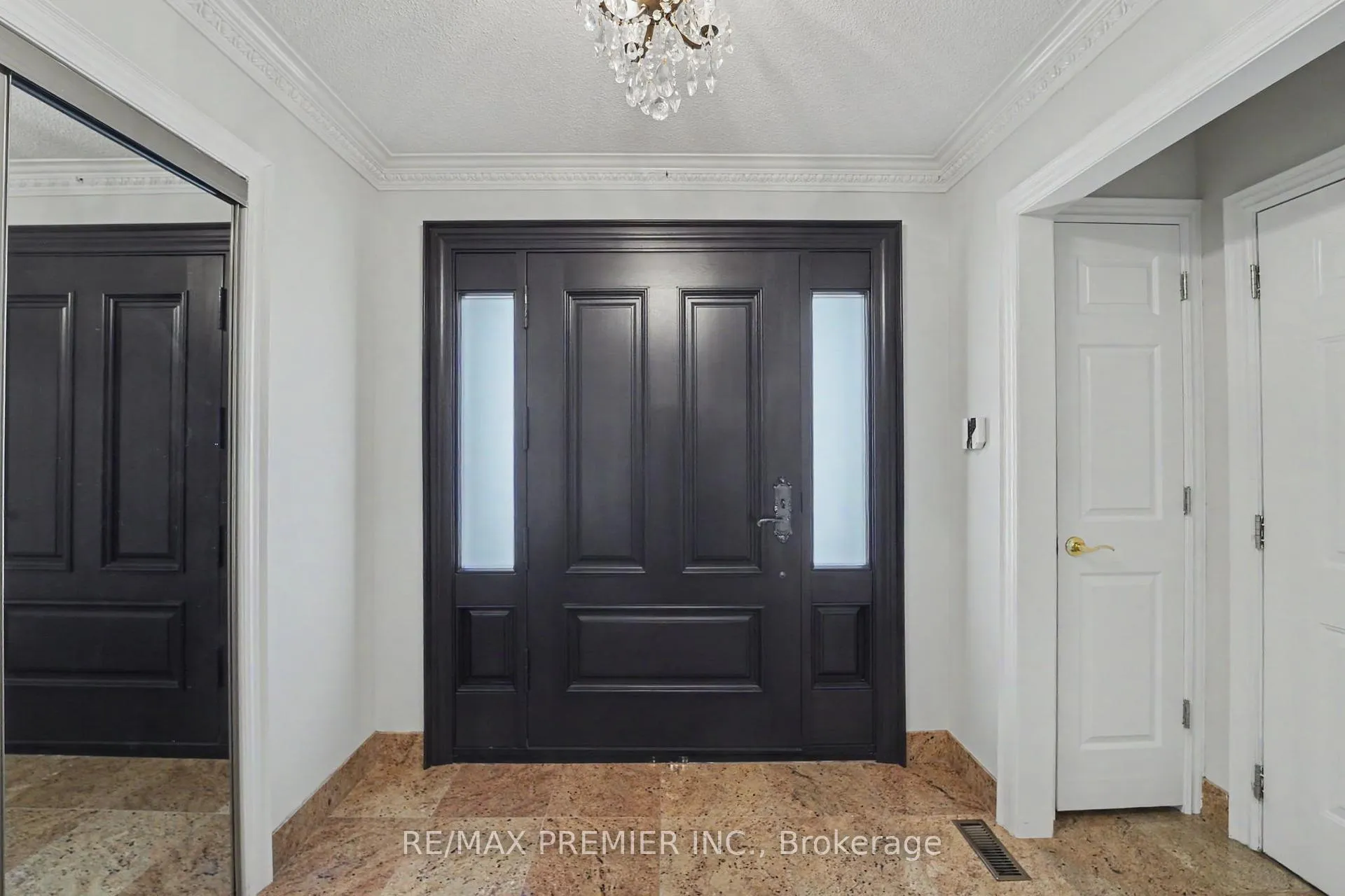 Photo 5 of 112 Bourbon Street, Vaughan, East Woodbridge — HOMEH