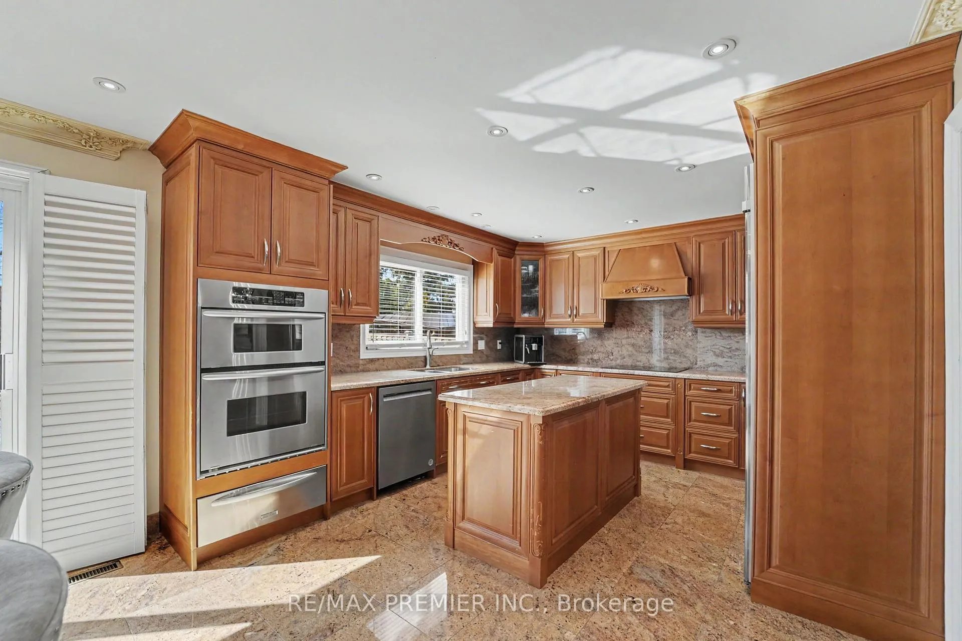 Photo 12 of 112 Bourbon Street, Vaughan, East Woodbridge — HOMEH
