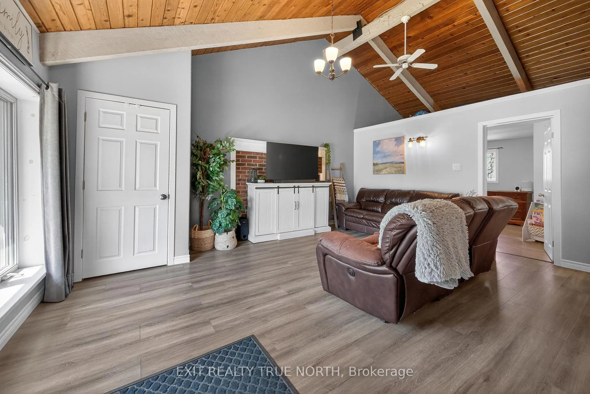 Photo 3 of 70 Knox Road W, Wasaga Beach — HOMEH