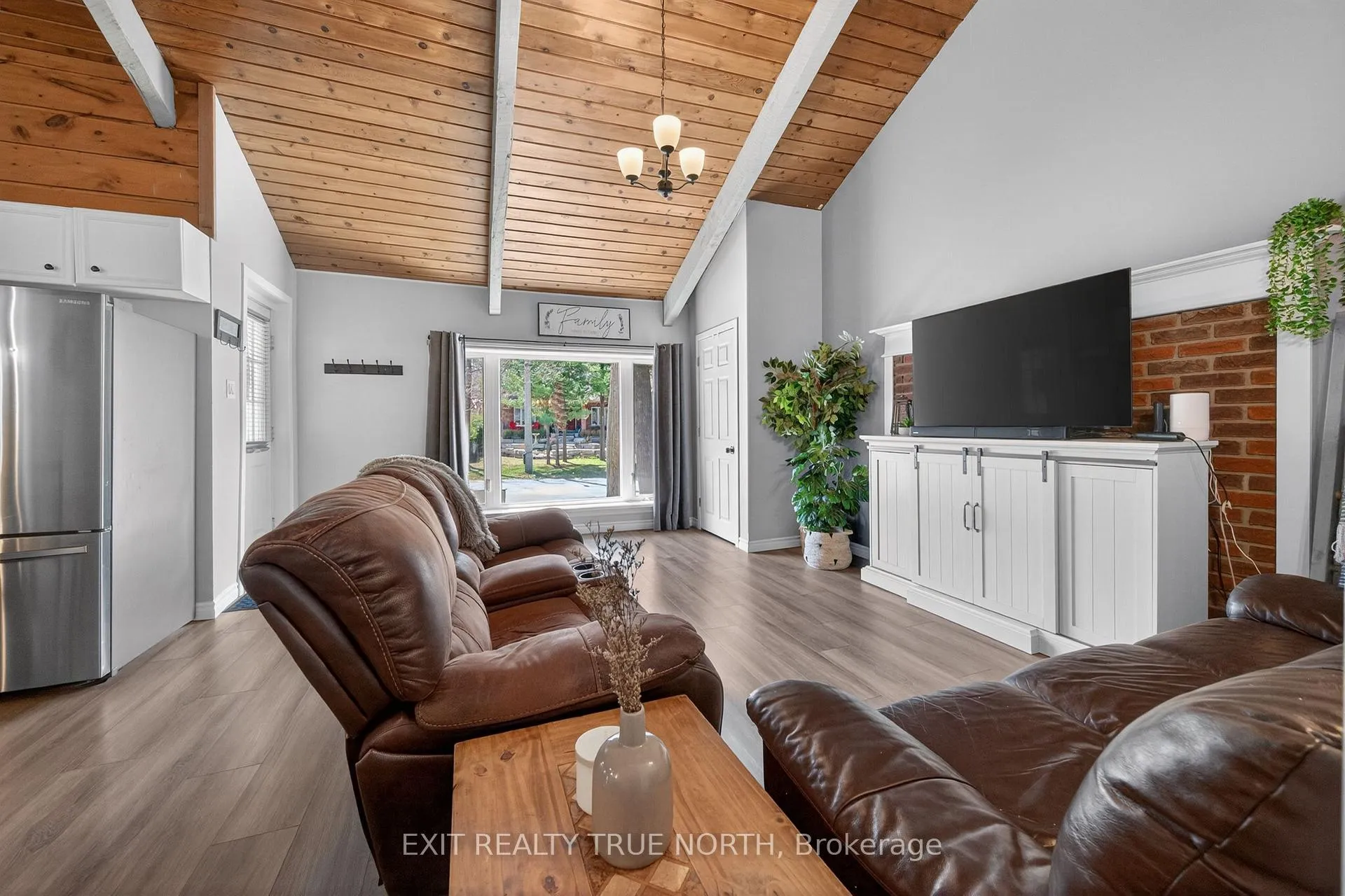 Photo 5 of 70 Knox Road W, Wasaga Beach — HOMEH