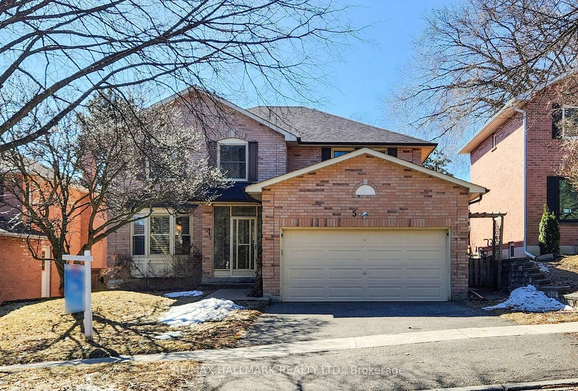 Photo 2 of 5 Valley Crescent, Aurora, Aurora Heights — HOMEH
