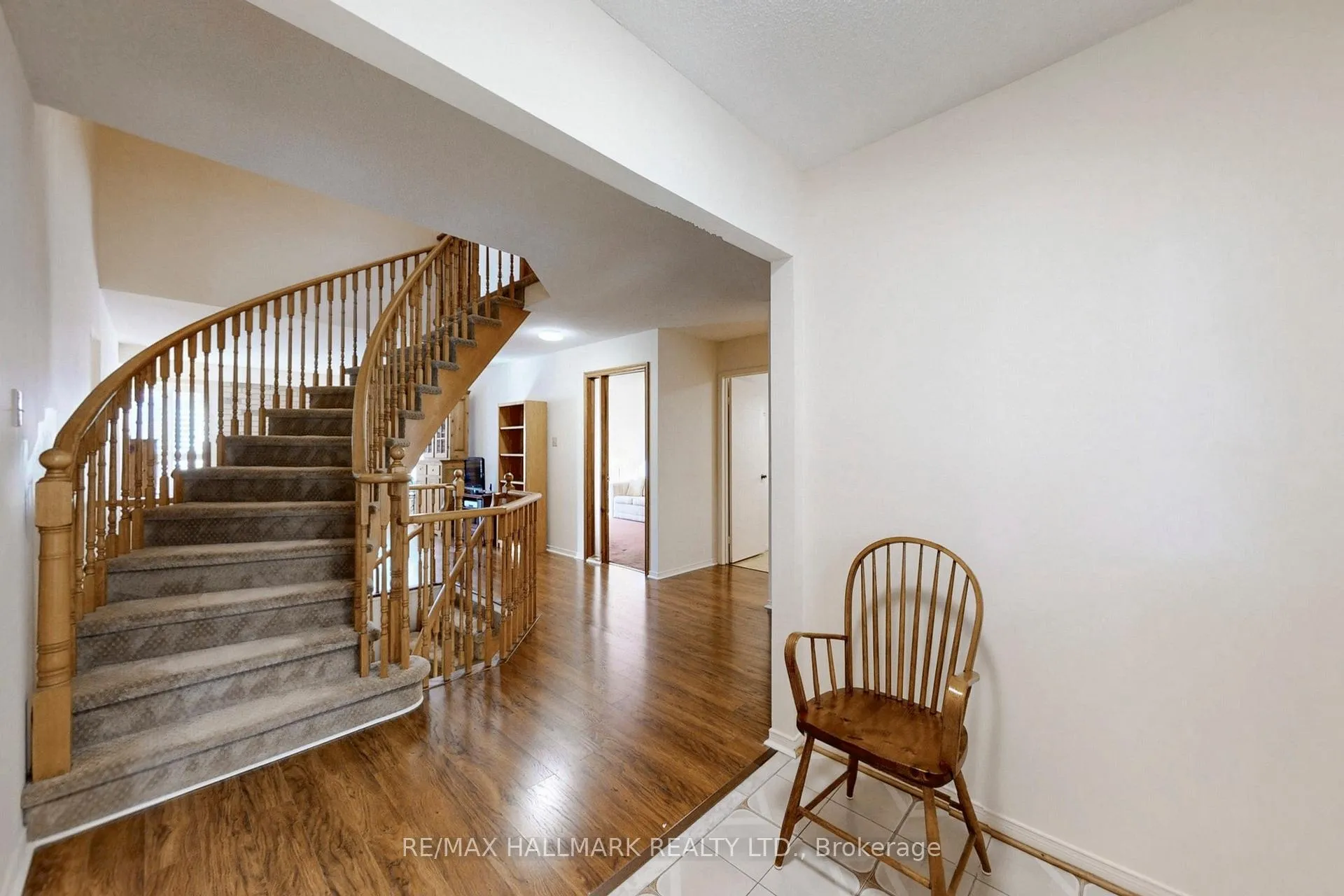 Photo 3 of 5 Valley Crescent, Aurora, Aurora Heights — HOMEH