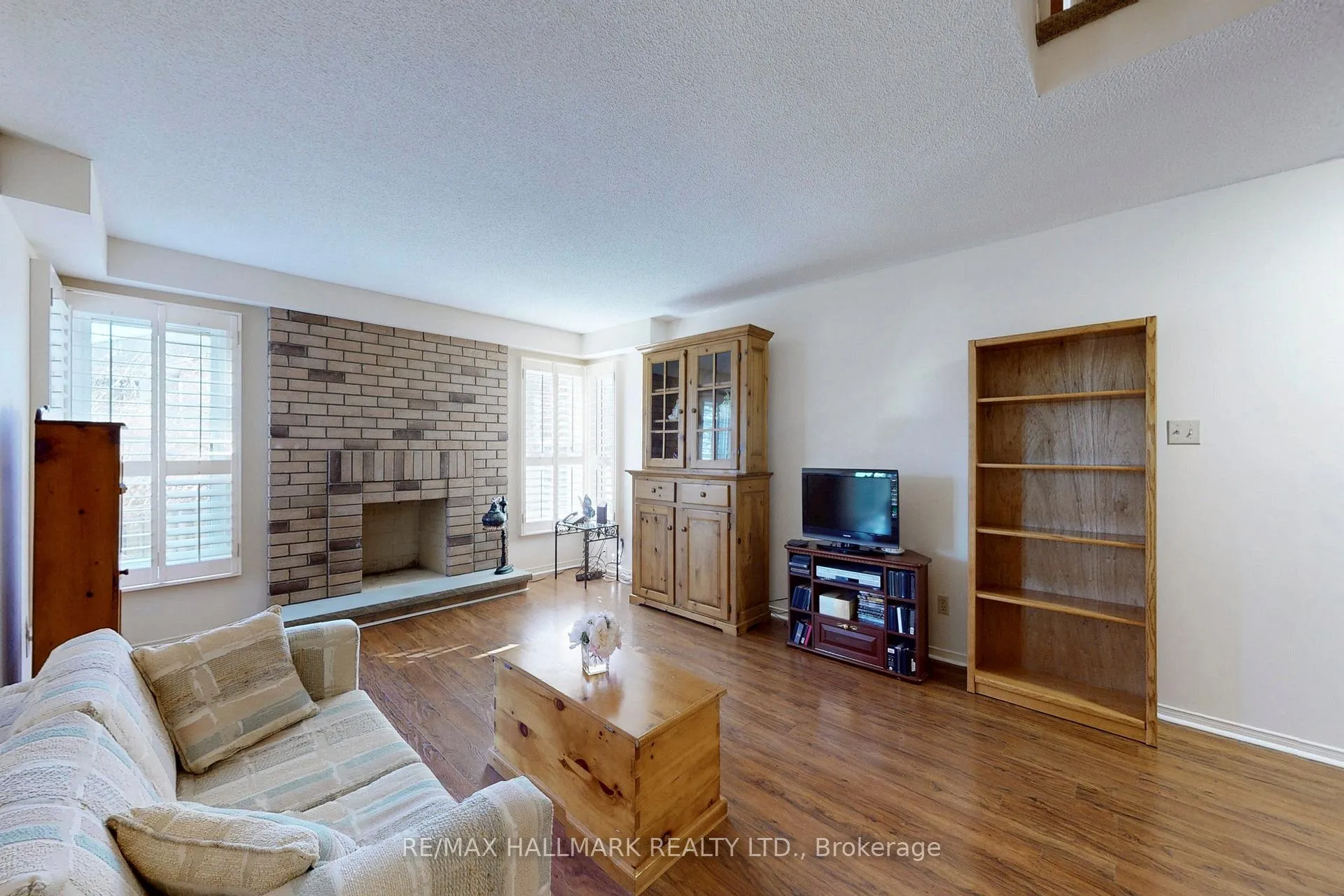 Photo 6 of 5 Valley Crescent, Aurora, Aurora Heights — HOMEH