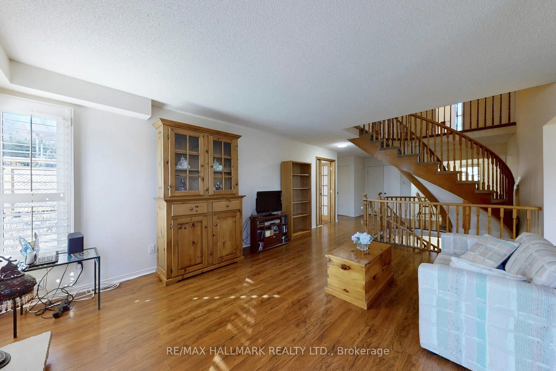 Photo 8 of 5 Valley Crescent, Aurora, Aurora Heights — HOMEH