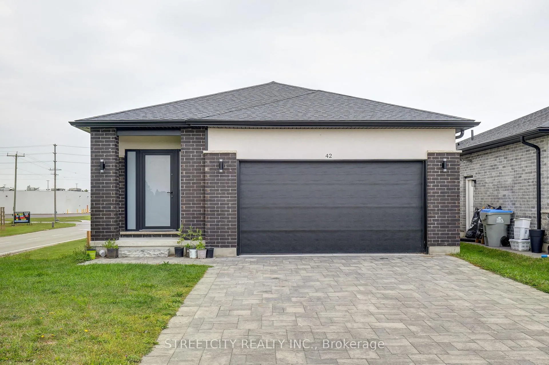 Photo 1 of 42 Alexander Circle, Strathroy-Caradoc, SE — HOMEH