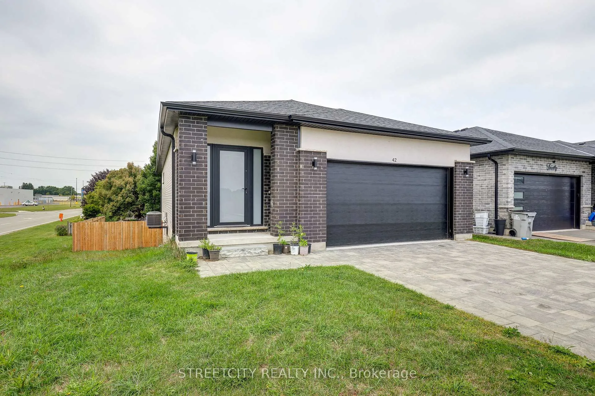 Photo 2 of 42 Alexander Circle, Strathroy-Caradoc, SE — HOMEH
