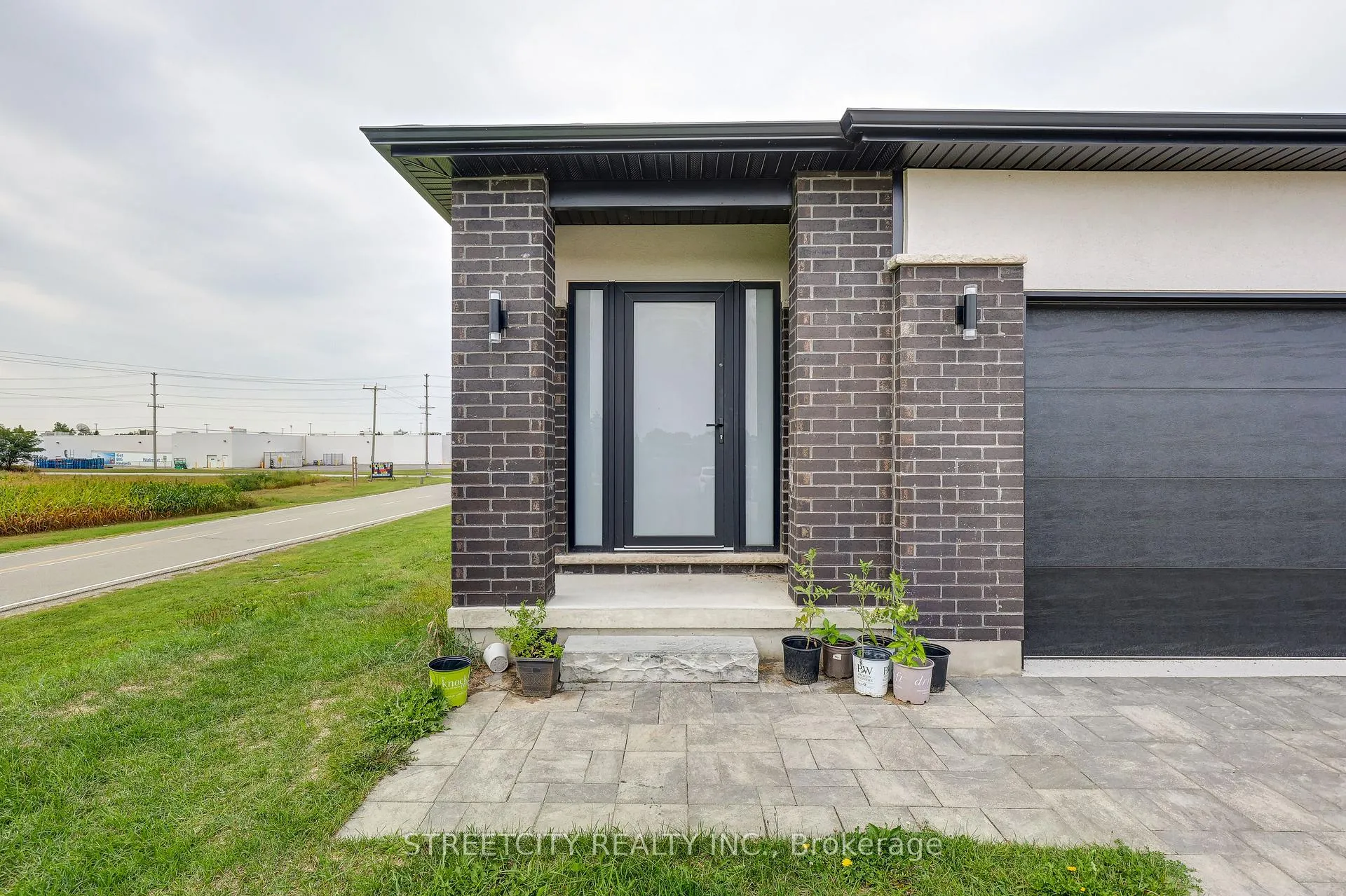 Photo 3 of 42 Alexander Circle, Strathroy-Caradoc, SE — HOMEH