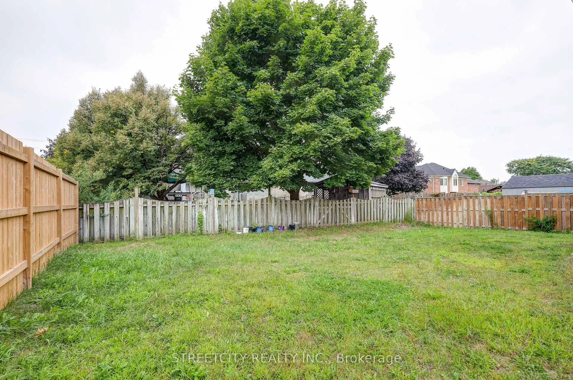 Photo 4 of 42 Alexander Circle, Strathroy-Caradoc, SE — HOMEH