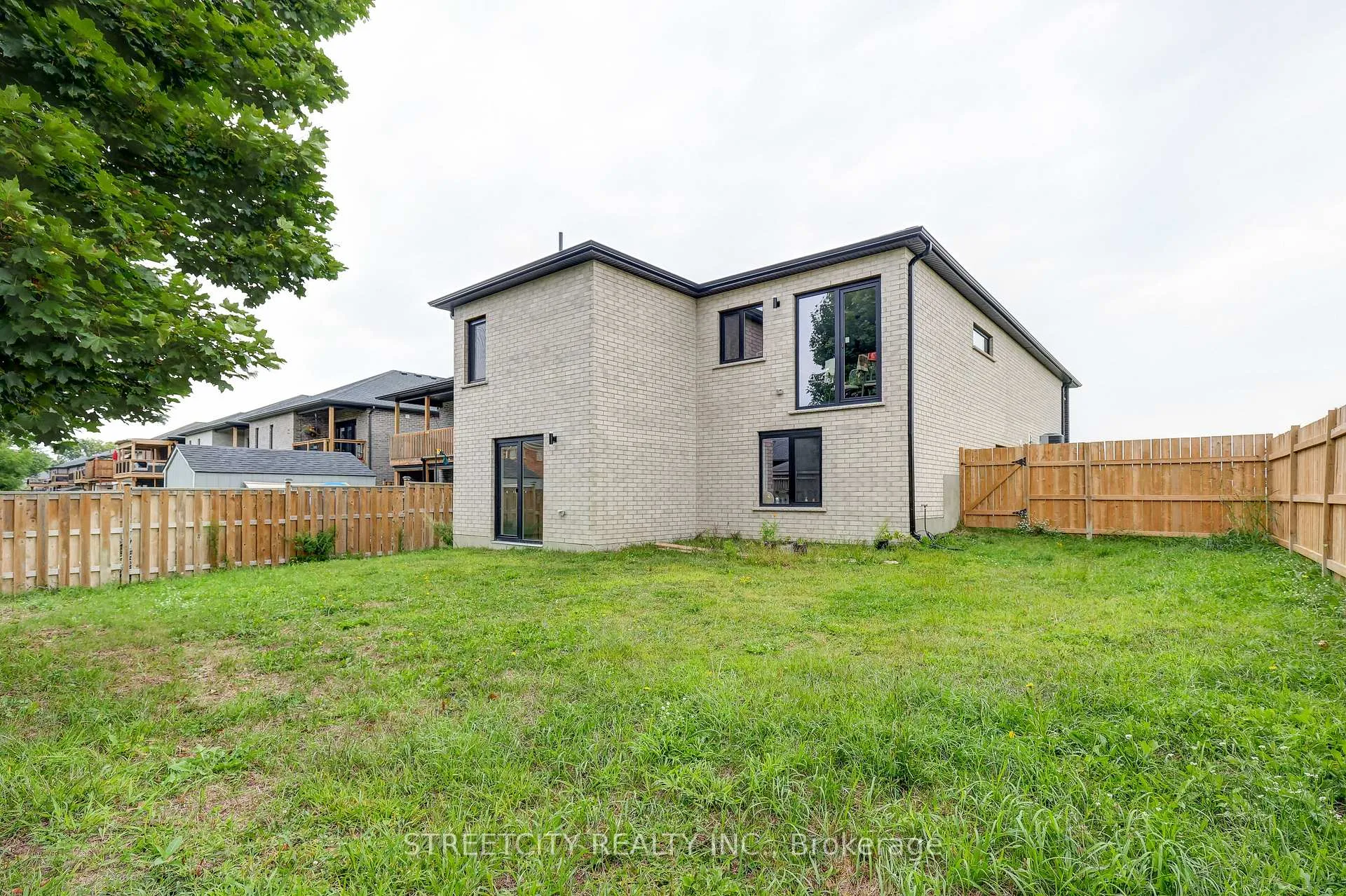 Photo 5 of 42 Alexander Circle, Strathroy-Caradoc, SE — HOMEH