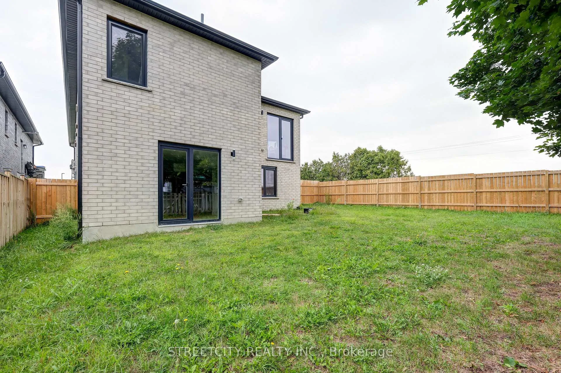 Photo 6 of 42 Alexander Circle, Strathroy-Caradoc, SE — HOMEH