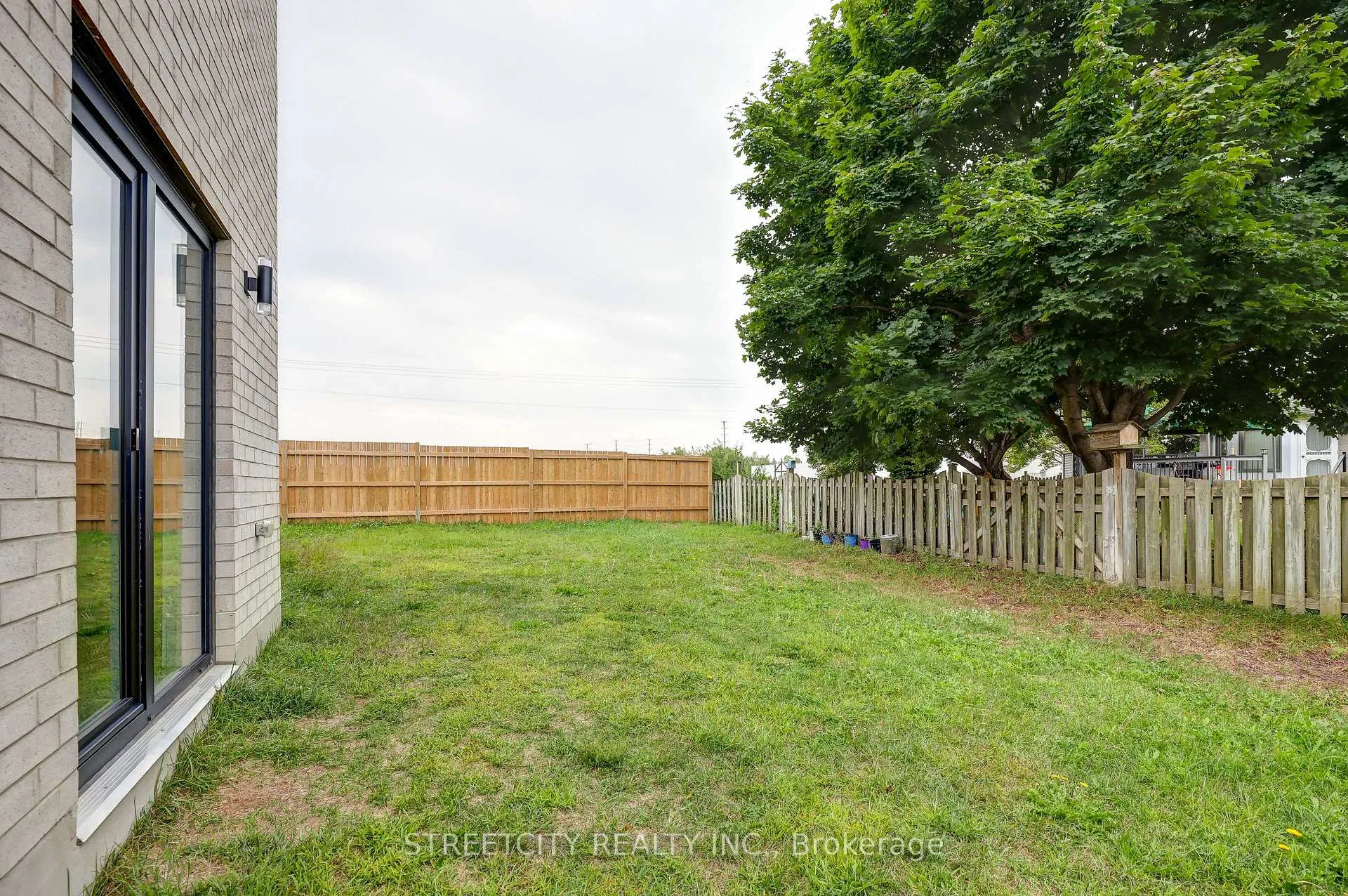 Photo 8 of 42 Alexander Circle, Strathroy-Caradoc, SE — HOMEH
