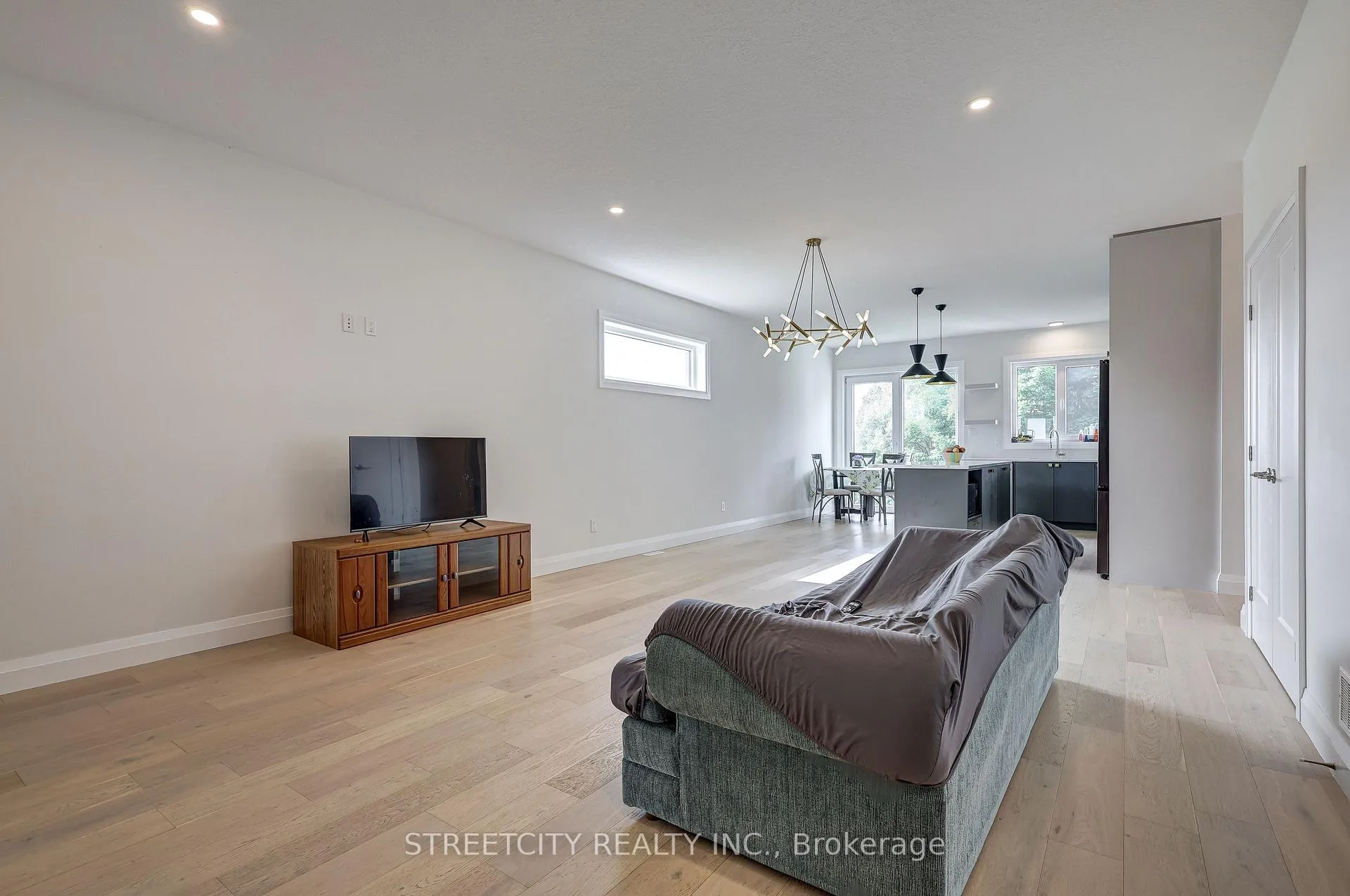 Photo 11 of 42 Alexander Circle, Strathroy-Caradoc, SE — HOMEH