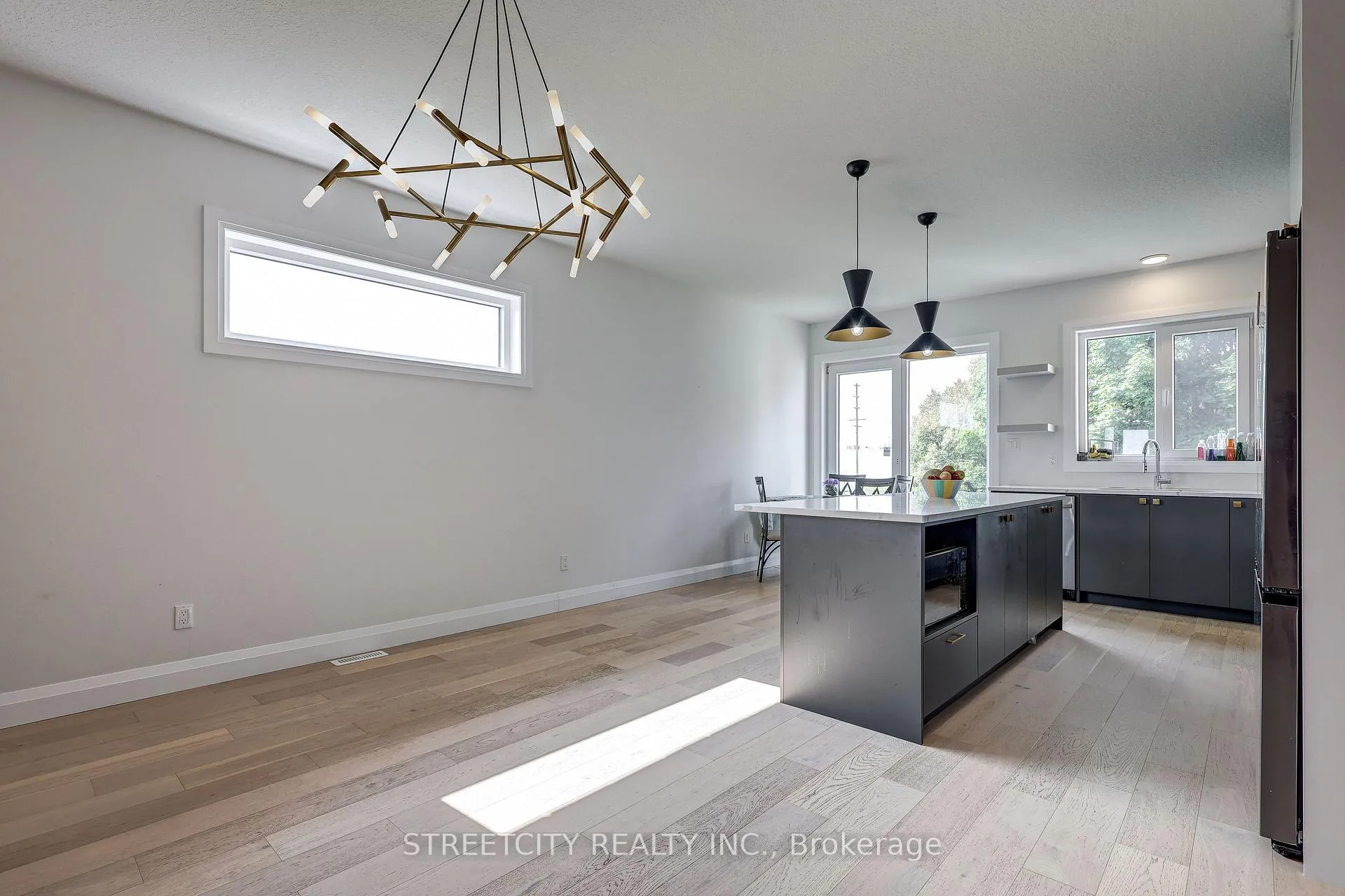 Photo 13 of 42 Alexander Circle, Strathroy-Caradoc, SE — HOMEH