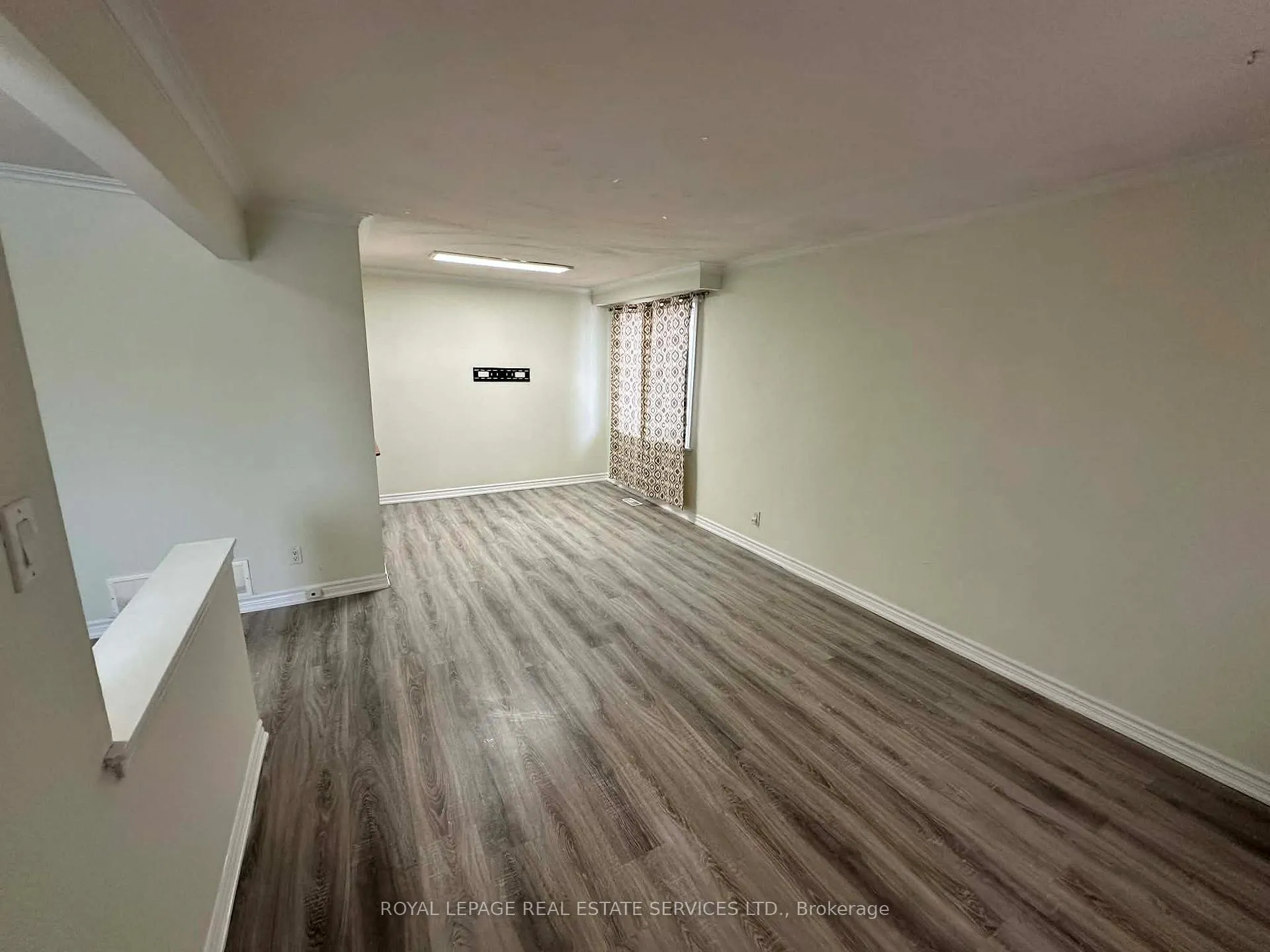 Photo 2 of 7 Kingsmere Crescent, Brampton, Northwood Park — HOMEH