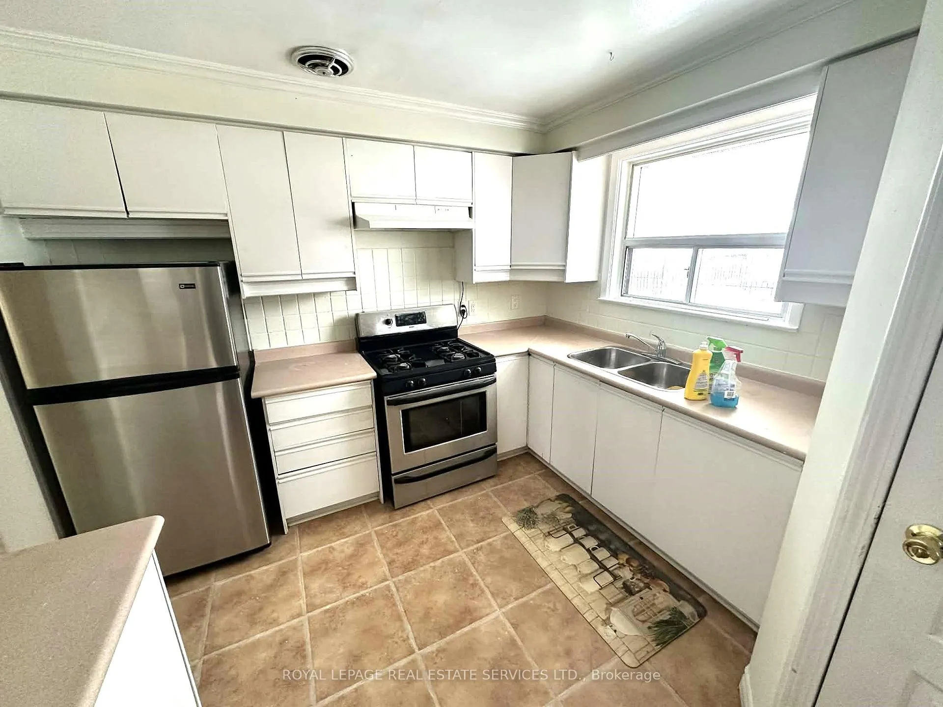 Photo 5 of 7 Kingsmere Crescent, Brampton, Northwood Park — HOMEH